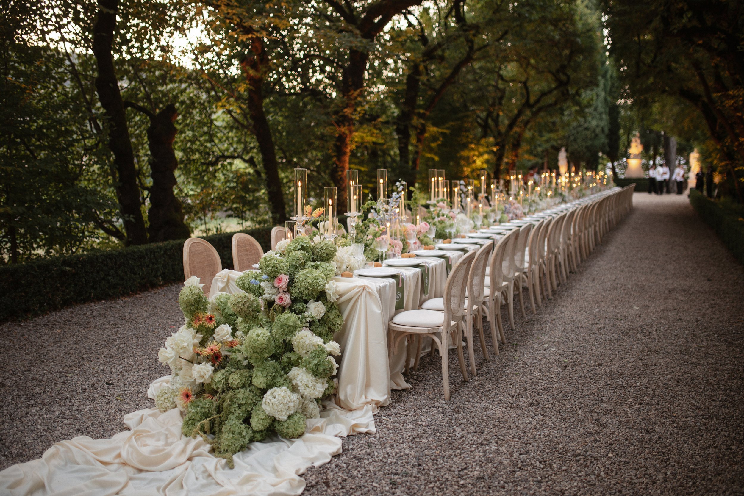 Exclusive Italian wedding dinner at Villa Rizzardi in Verona, featuring an elegant long table, refined floral styling, candlelight and a luxurious garden setting.