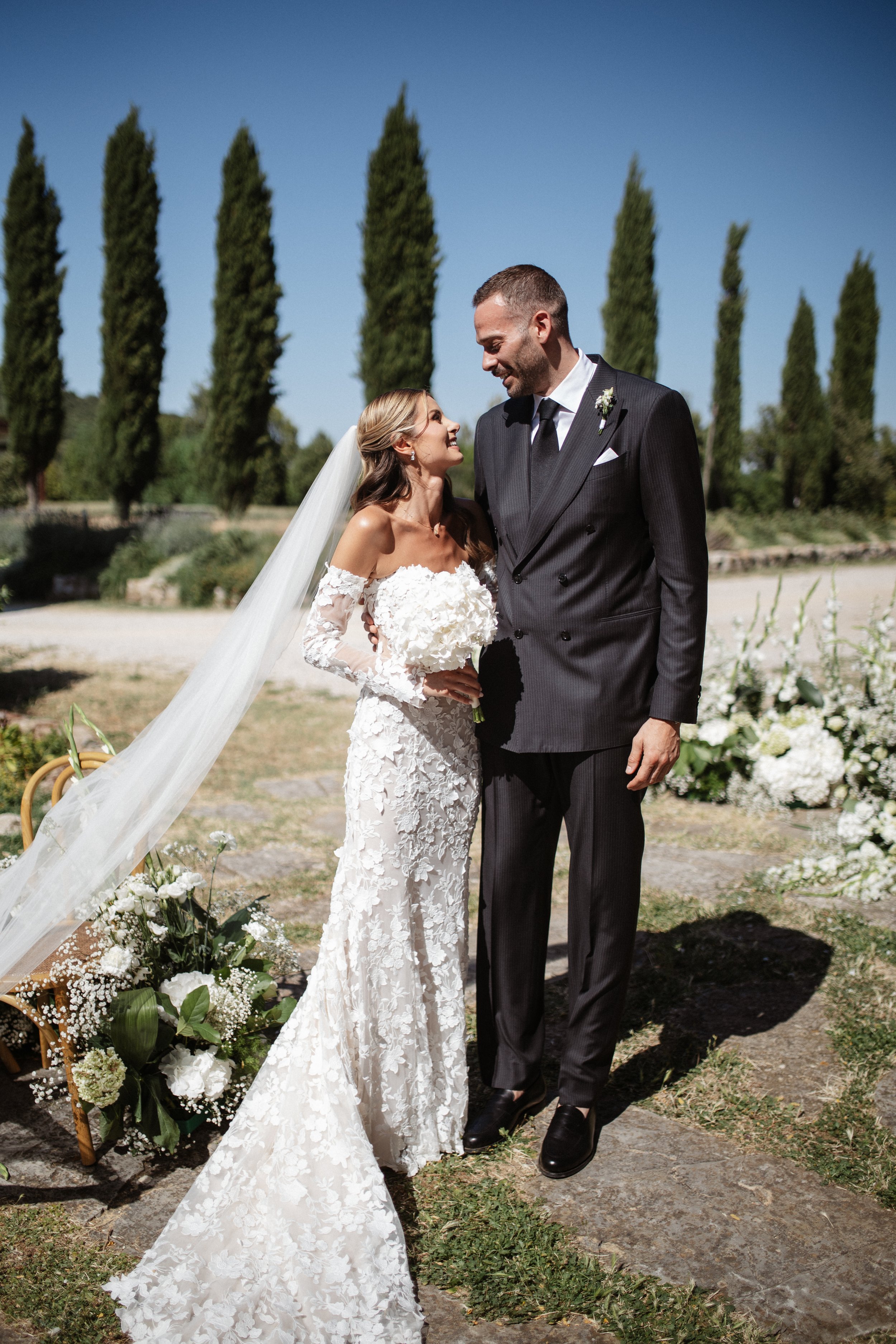 Elegant Tuscany wedding ceremony at Pieve di San Giovanni in Lustignano, surrounded by the Italian countryside, natural greenery and close family and friends.