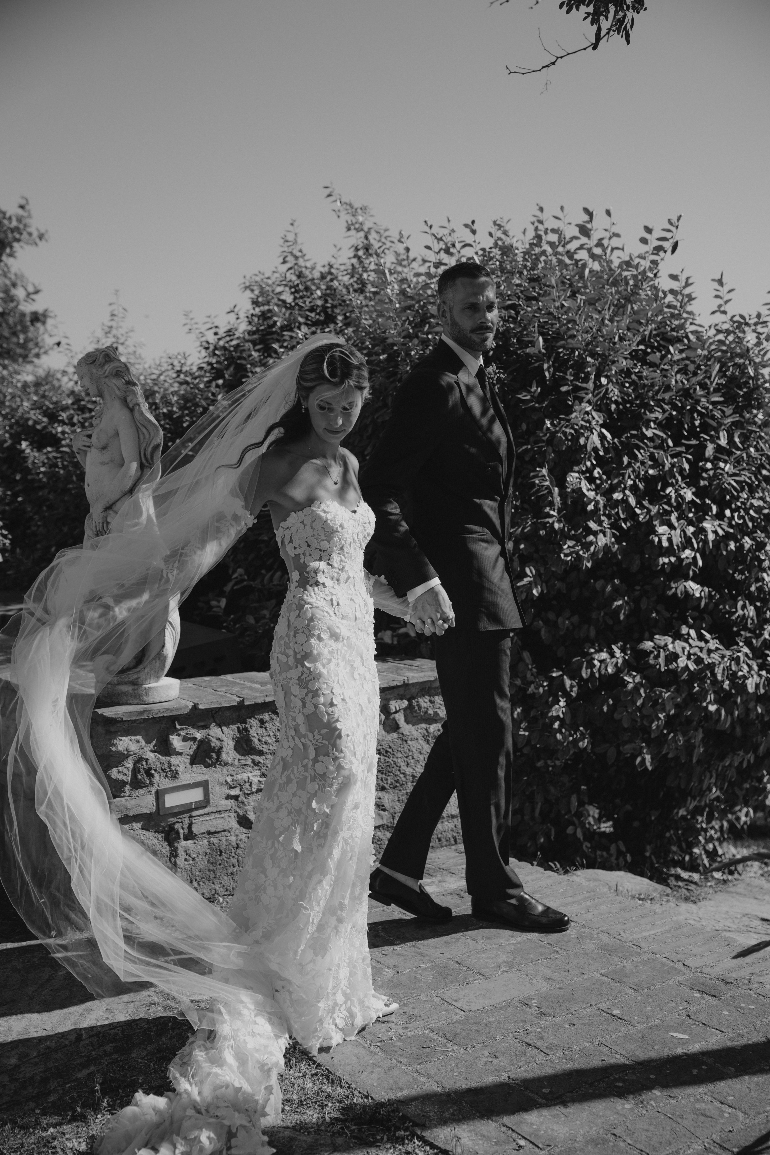 Elegant Tuscany wedding ceremony at Pieve di San Giovanni in Lustignano, surrounded by the Italian countryside, natural greenery and close family and friends.