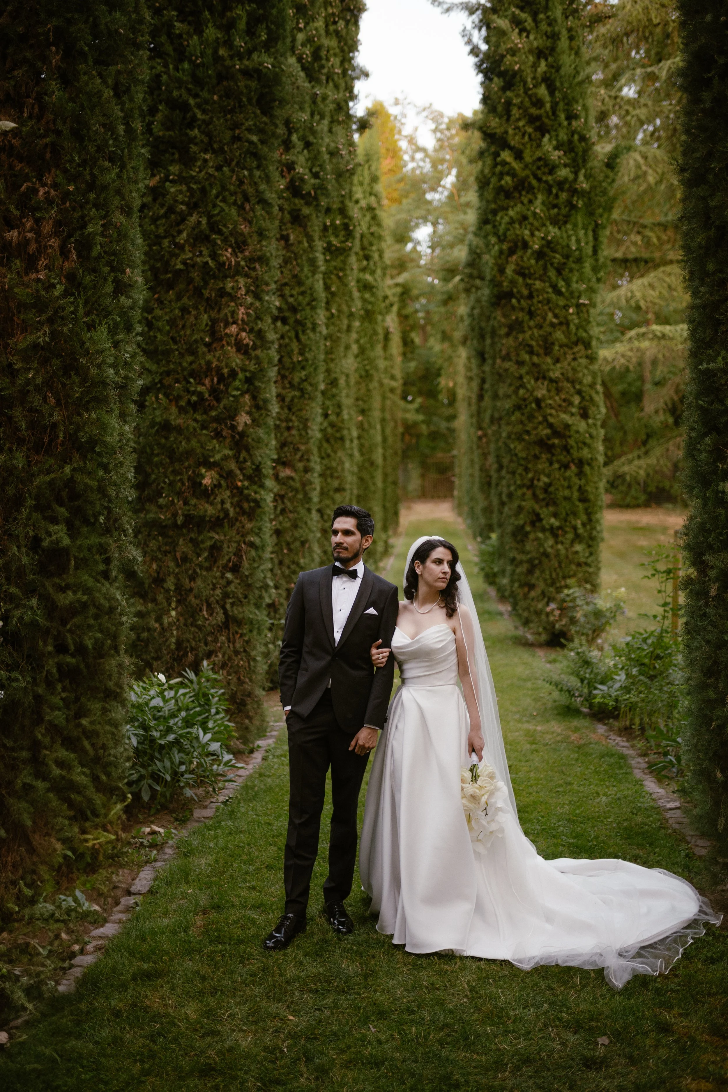 A joyful summer afternoon at the exclusive Morrhof Piazza Toscana, where celebration begins early. Surrounded by warm sunlight, guests gather for music, dancing and heartfelt moments. The iconic first dance on the pool creates a striking contrast of 