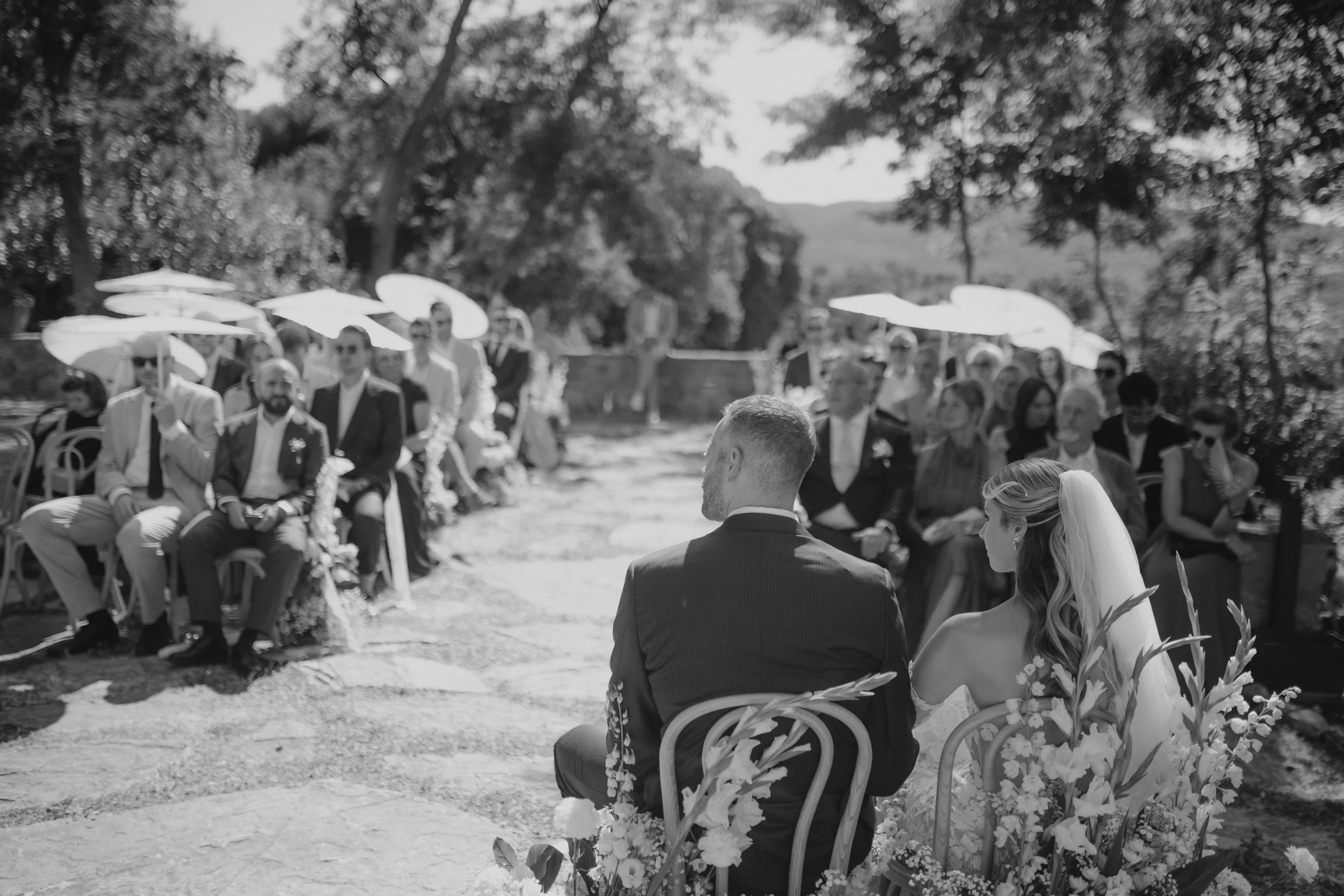 Elegant Tuscany wedding ceremony at Pieve di San Giovanni in Lustignano, surrounded by the Italian countryside, natural greenery and close family and friends.