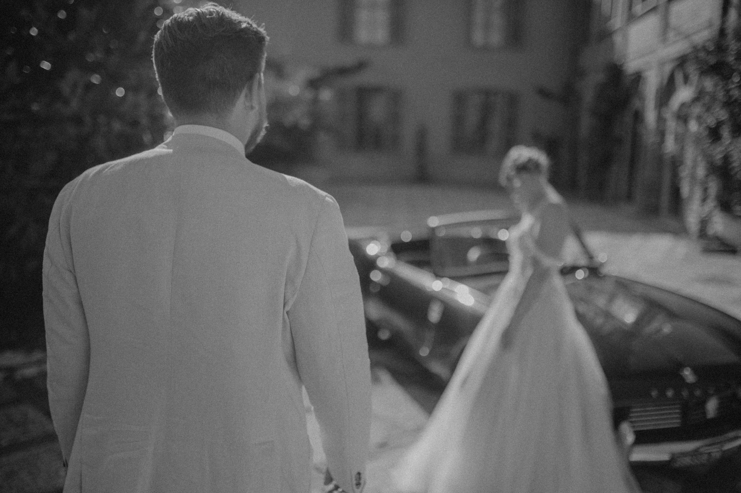 Wedding in Italy. Wedding Photo Shoot for bride and groom with a triumph car. Modern Casual Decoration. Dinnersetting with Pergola and Fairy Lights. White, gold and eucalyptus decoration.