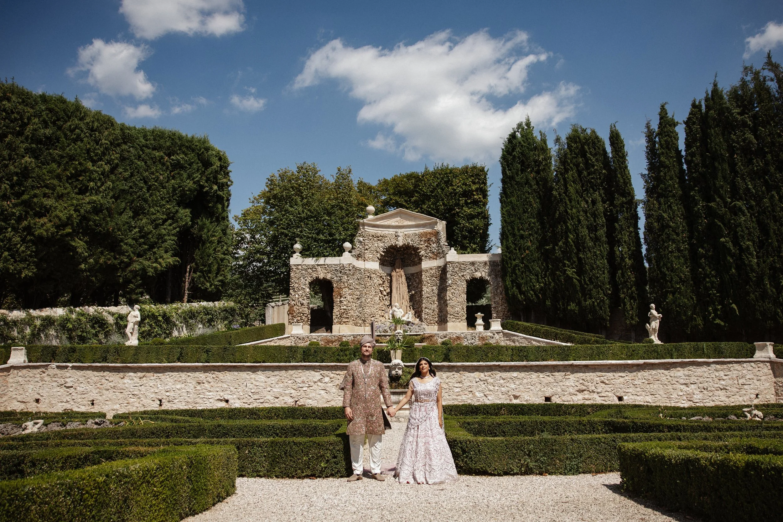 Pakistani wedding celebration in Verona at Villa Rizzardi, featuring traditional clothing, rich red and gold details, music and an elegant cultural setting.