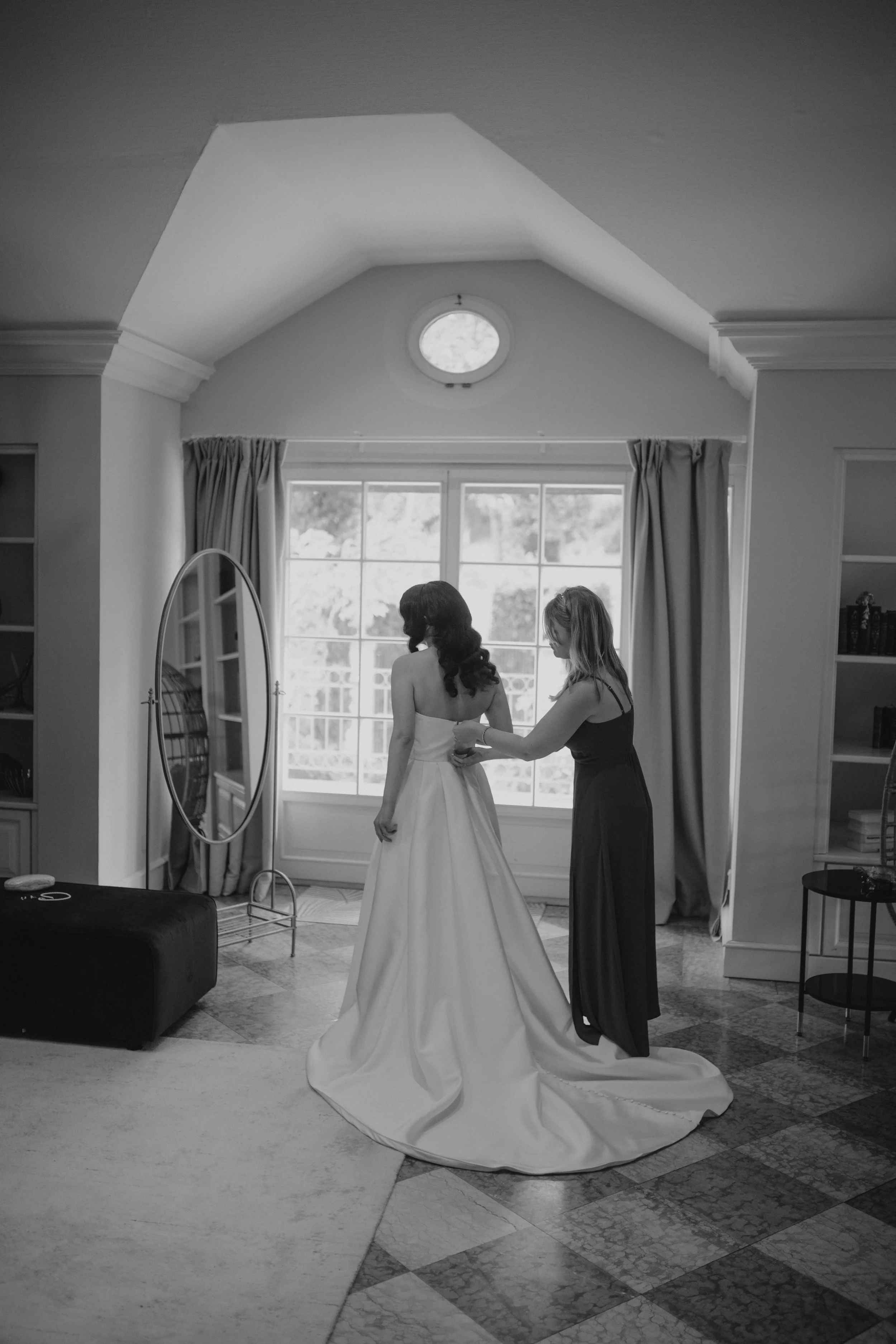 An elegant and exclusive wedding morning at the Morrhof, filled with calm anticipation and intimate moments. Getting ready scenes capture refined details, soft light and emotional connections, while the bride wears a timeless wedding dress by Weise x
