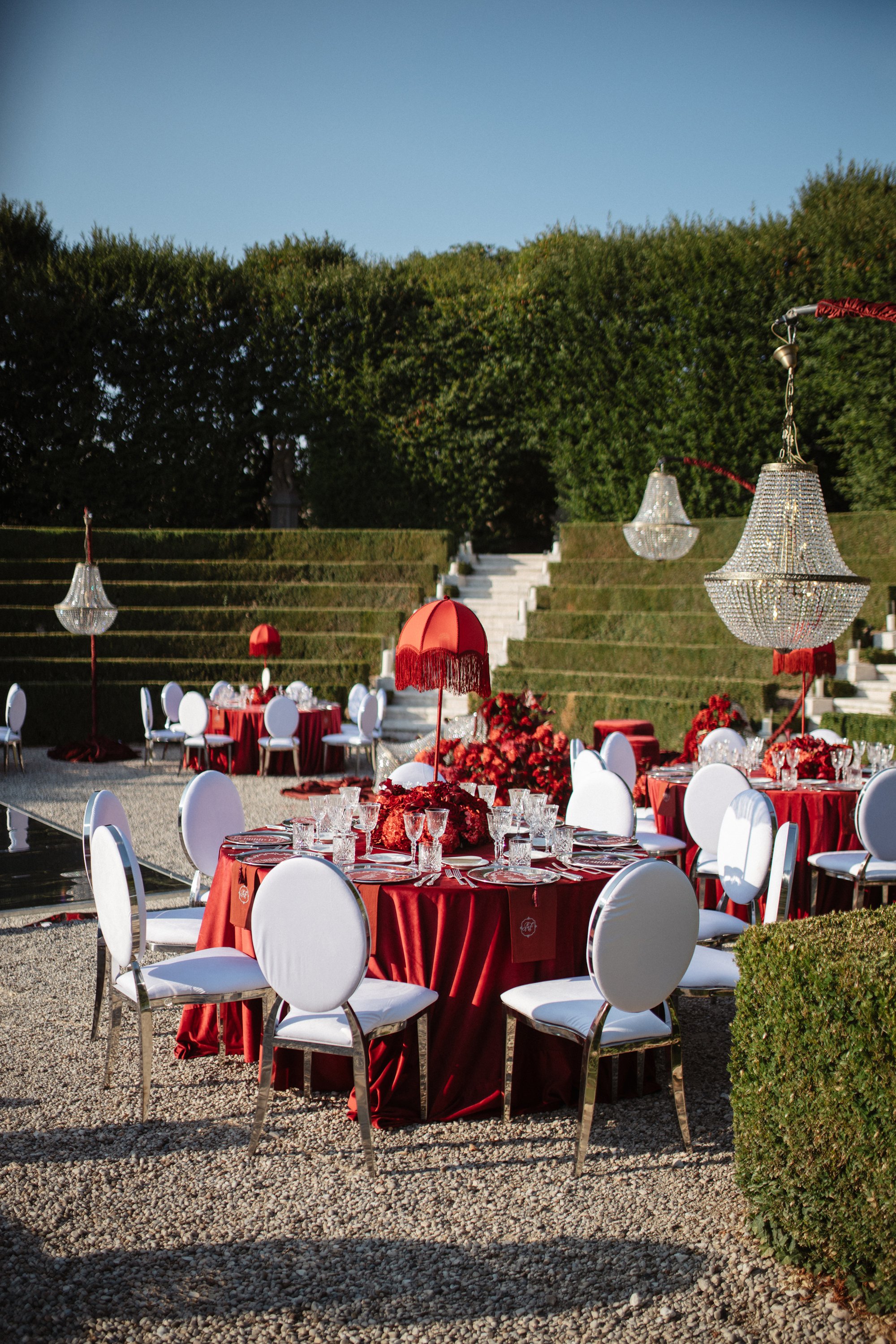 Pakistani wedding celebration in Verona at Villa Rizzardi, featuring traditional clothing, rich red and gold details, music and an elegant cultural setting.