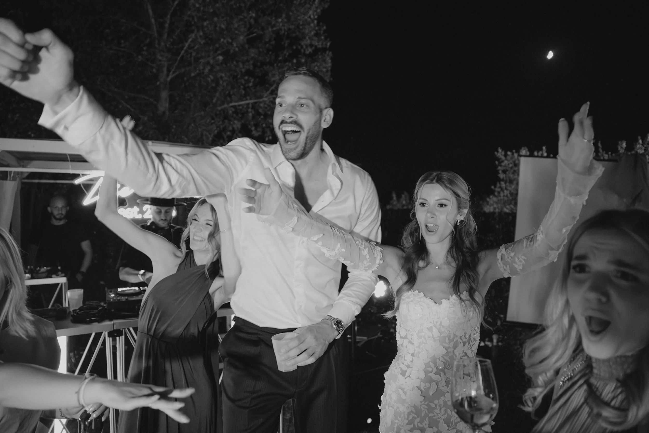 Relaxed Tuscany wedding party with Elisa and Jonas and their closest friends, celebrating with music, dancing and an unforgettable summer atmosphere in Italy.