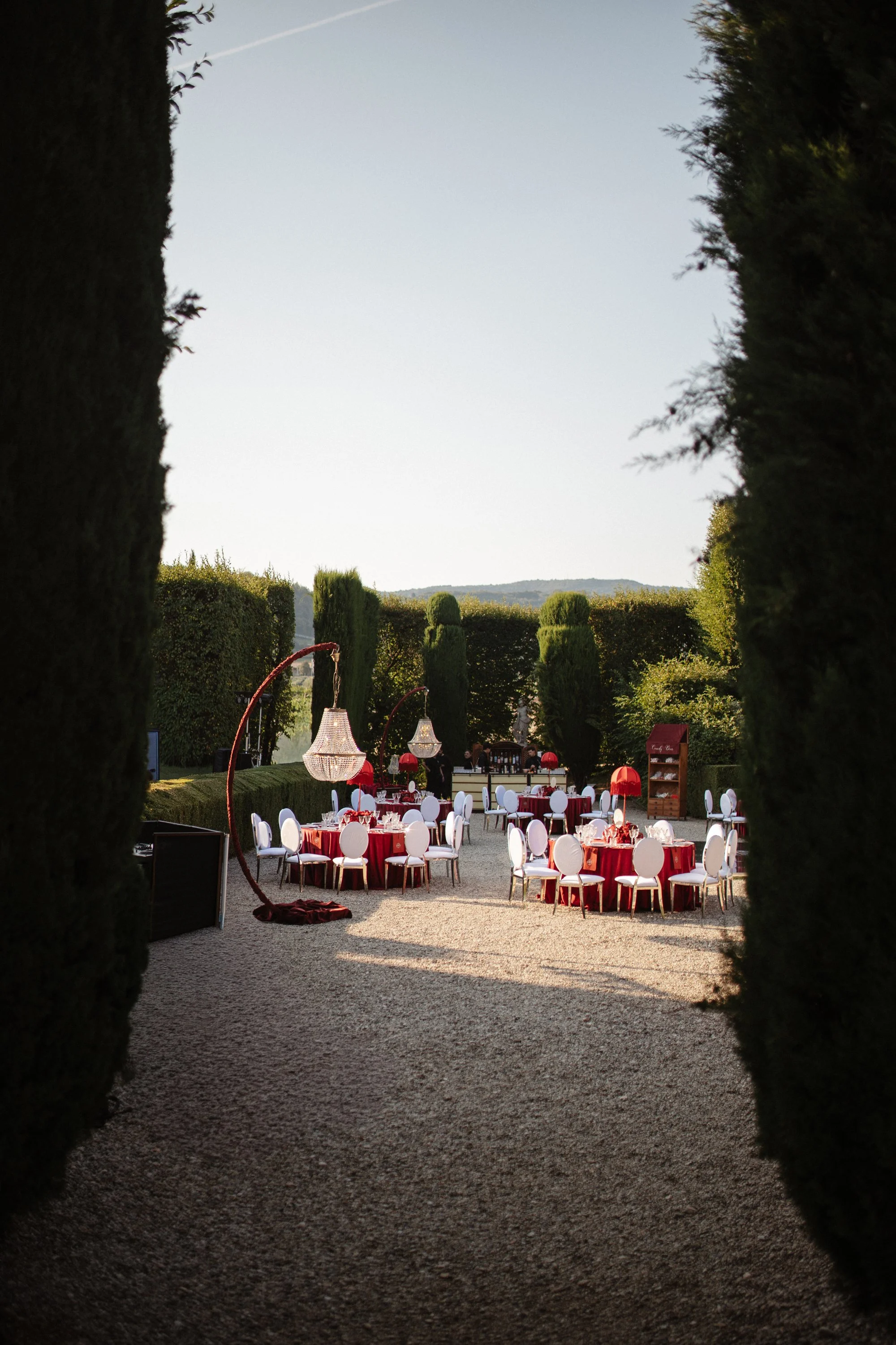 Pakistani wedding celebration in Verona at Villa Rizzardi, featuring traditional clothing, rich red and gold details, music and an elegant cultural setting.