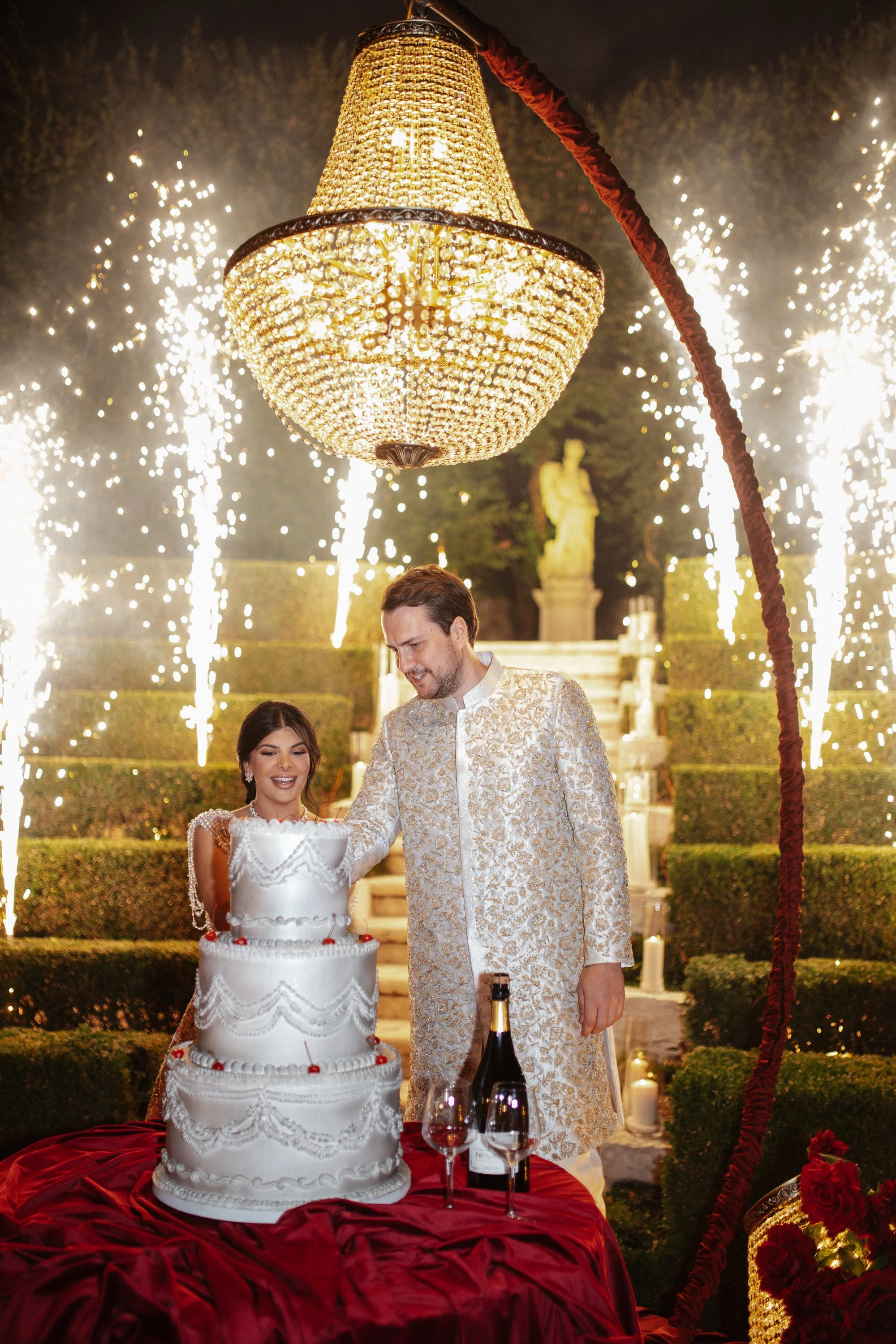 Pakistani wedding celebration in Verona at Villa Rizzardi, featuring traditional clothing, rich red and gold details, music and an elegant cultural setting.