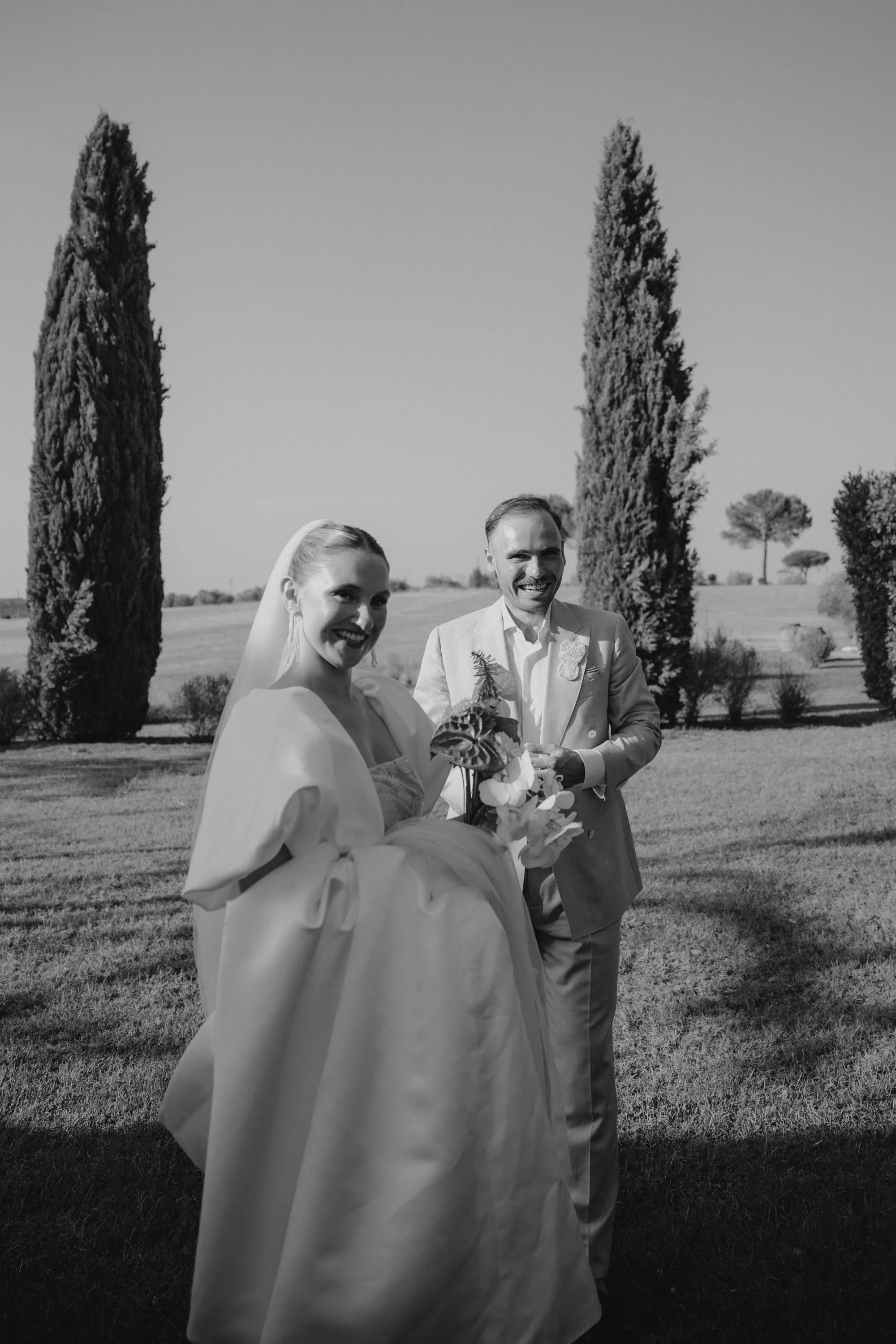 Elegant outdoor wedding ceremony at Casale Sant’Antonio near Rome, with Selina and Jamie exchanging personal vows during their Italian destination wedding.