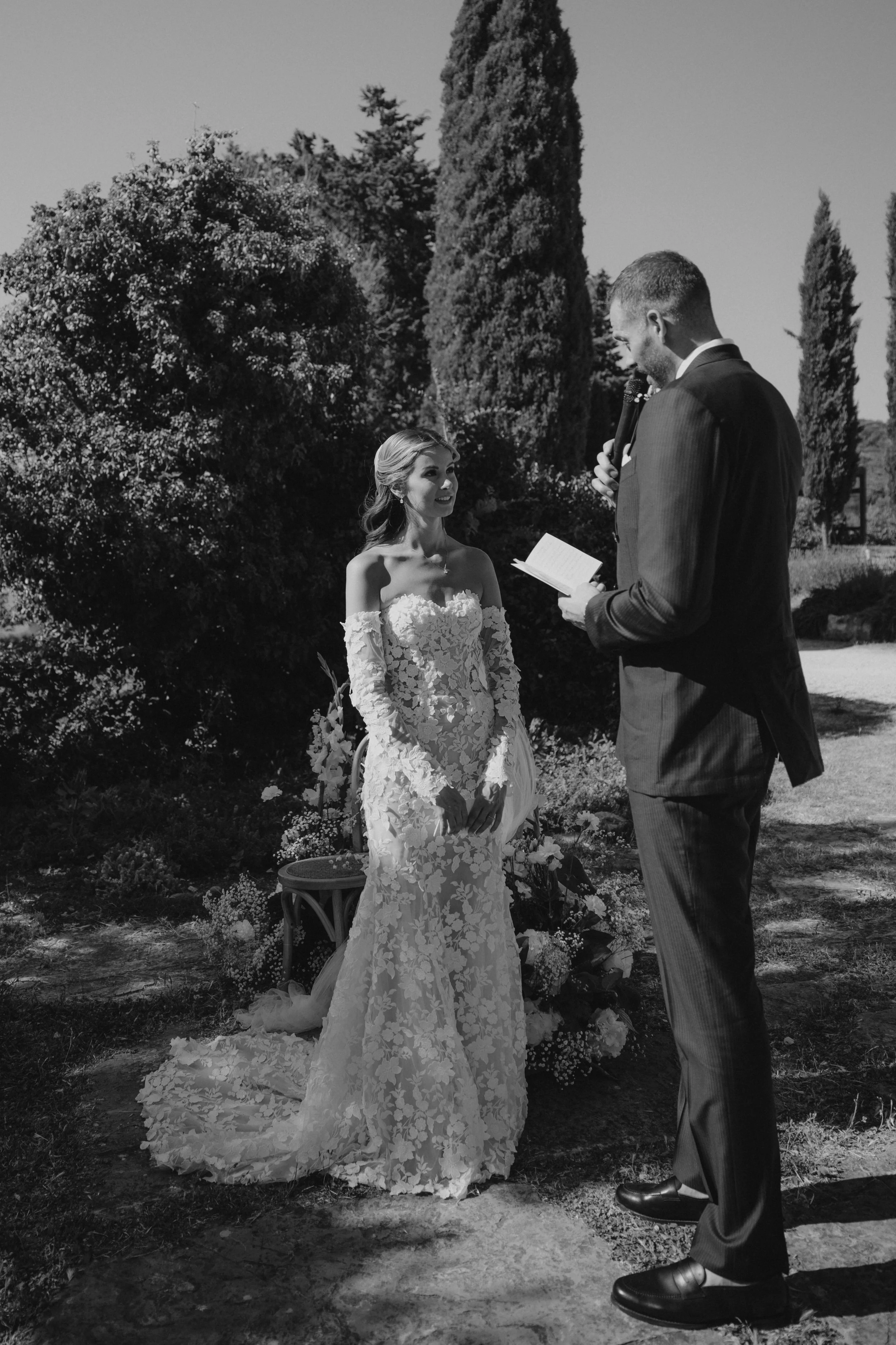 Elegant Tuscany wedding ceremony at Pieve di San Giovanni in Lustignano, surrounded by the Italian countryside, natural greenery and close family and friends.