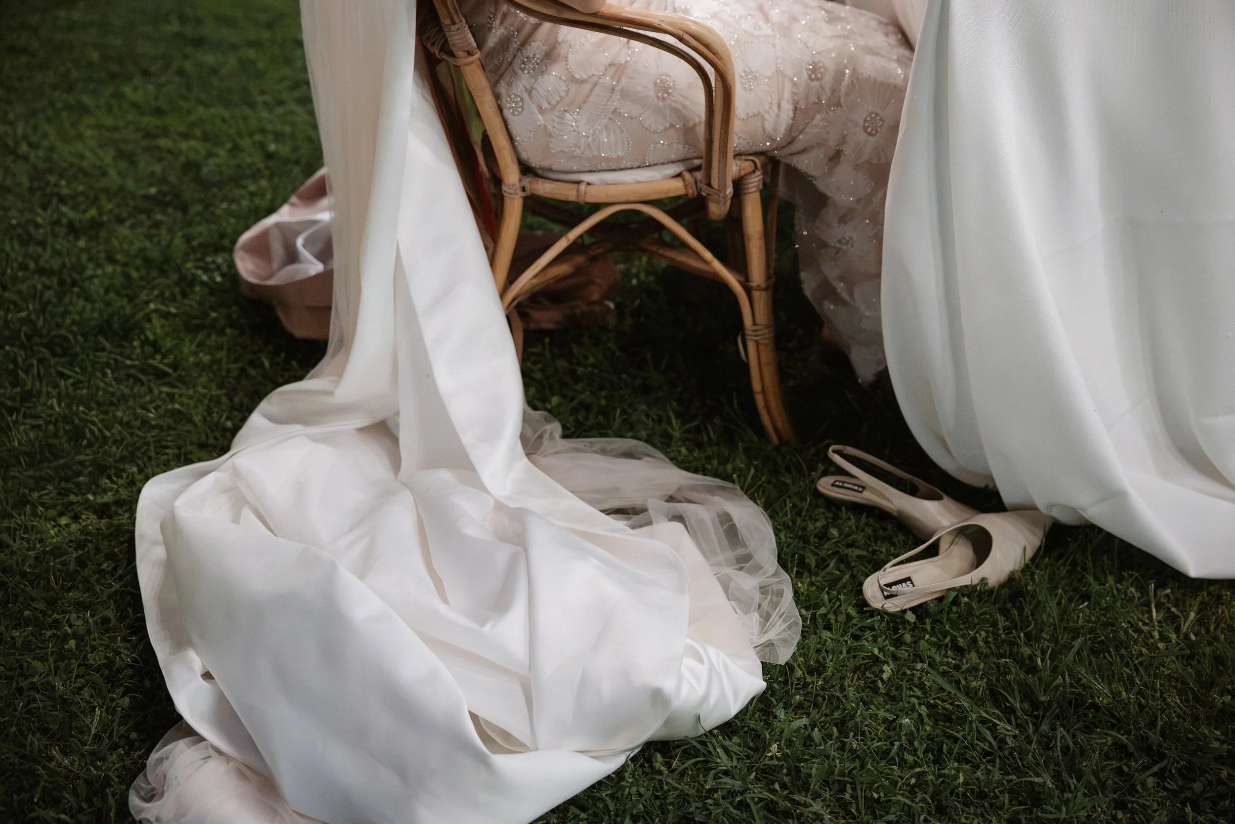 Elegant destination wedding dinner and couple portraits at Casale del Gallo near Rome, with long outdoor tables, natural floral styling and warm Italian evening light.