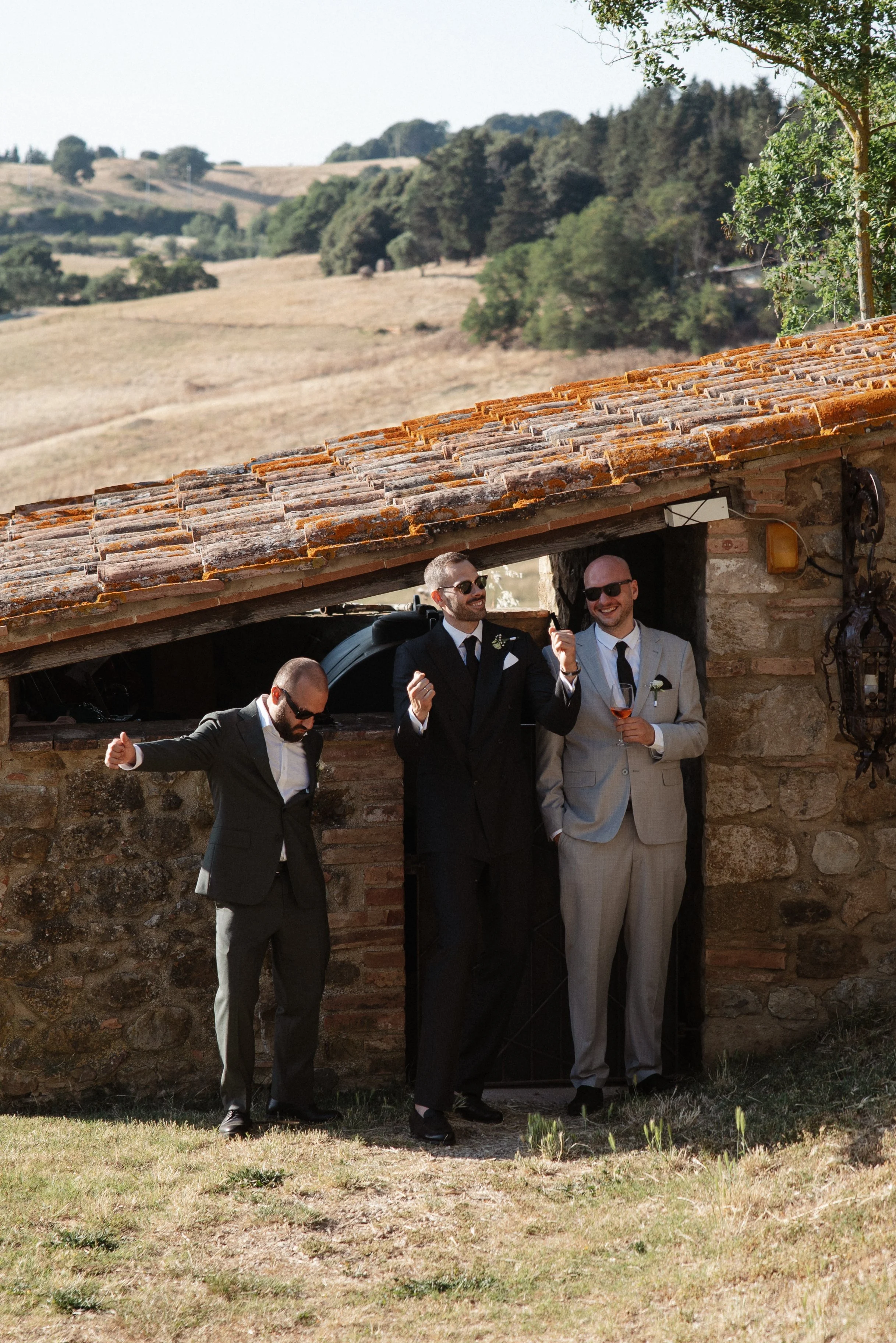 Relaxed and elegant Tuscany wedding dinner under the open sky, with natural white and green wedding styling, long summer evenings and an intimate atmosphere.