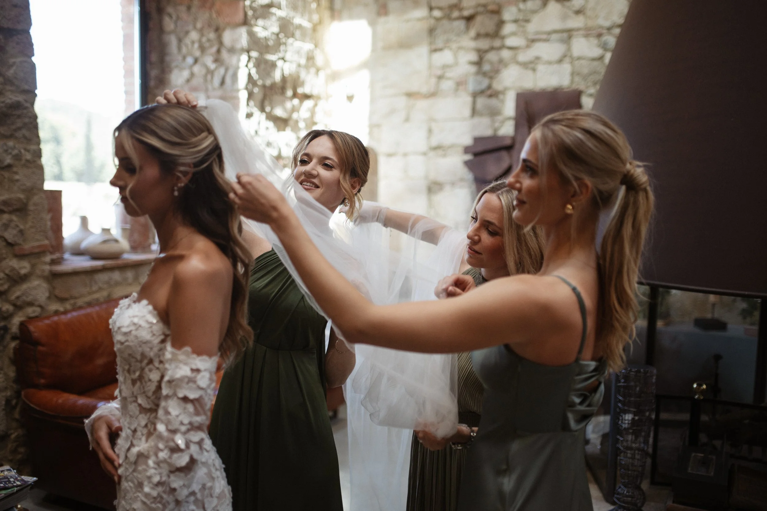 Elegant Tuscany wedding getting ready at Pieve di San Giovanni in Lustignano, with Elisa and Jonas preparing for their wedding surrounded by close friends and family.