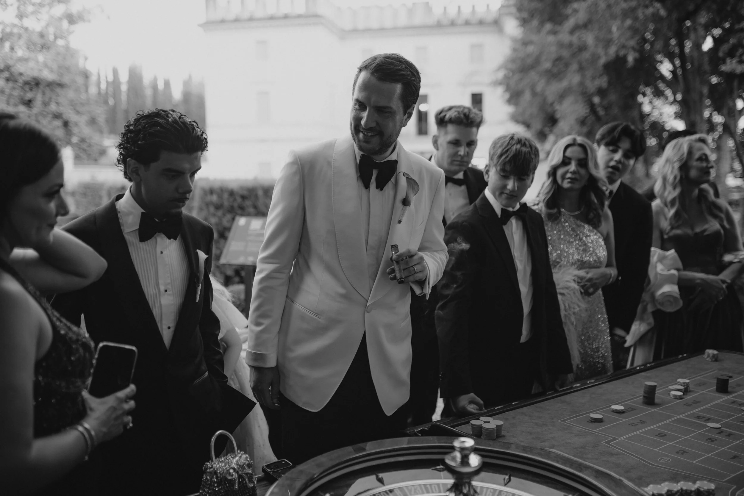 Elegant wedding reception at Villa Rizzardi in Verona with aperitivo, drinks, cake cutting and a stylish Casina cigar area surrounded by the gardens.