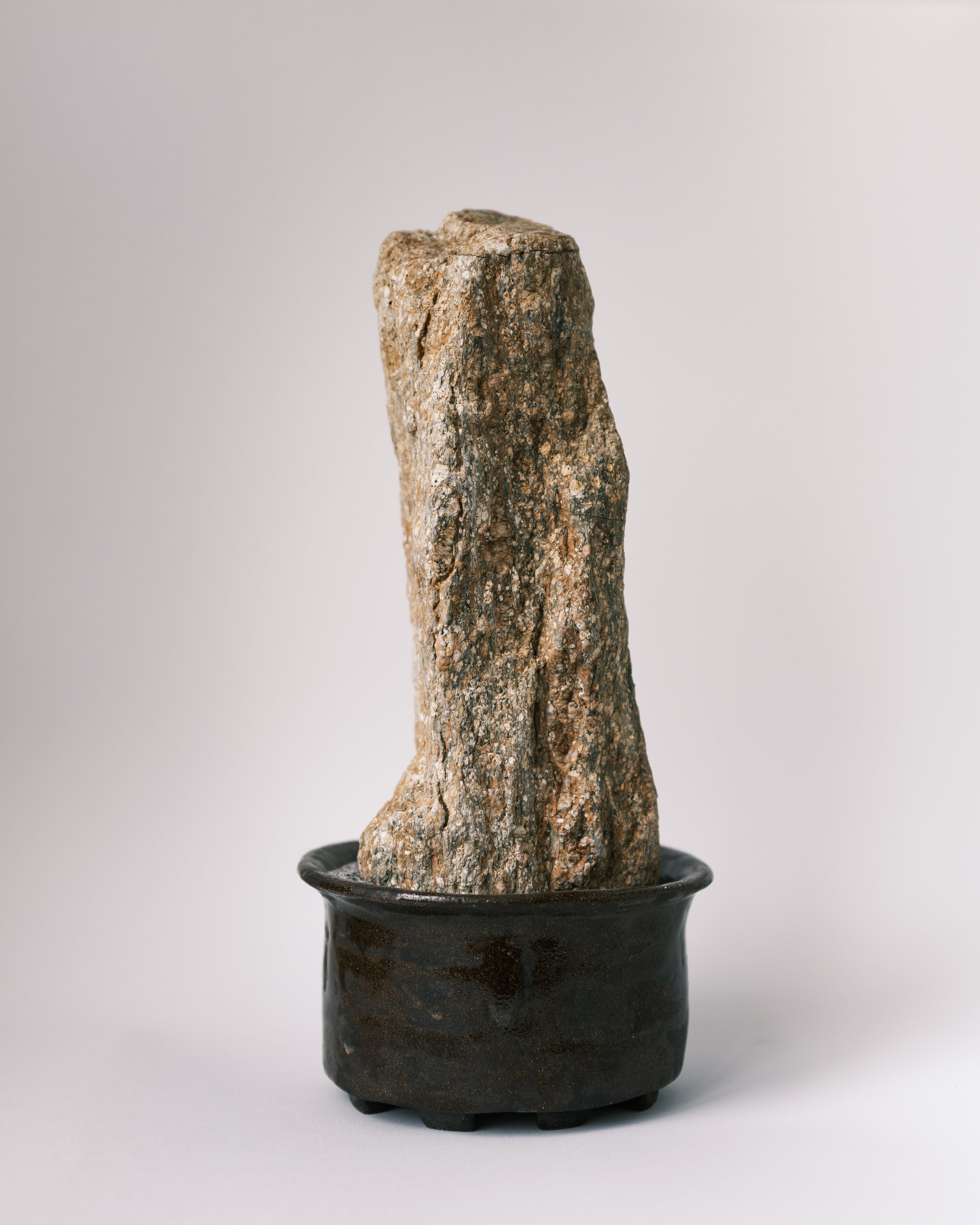 SUISEKI, «bouture de montagne» , 2022, argile, sable pierre, 25cm © Malo Legrand
