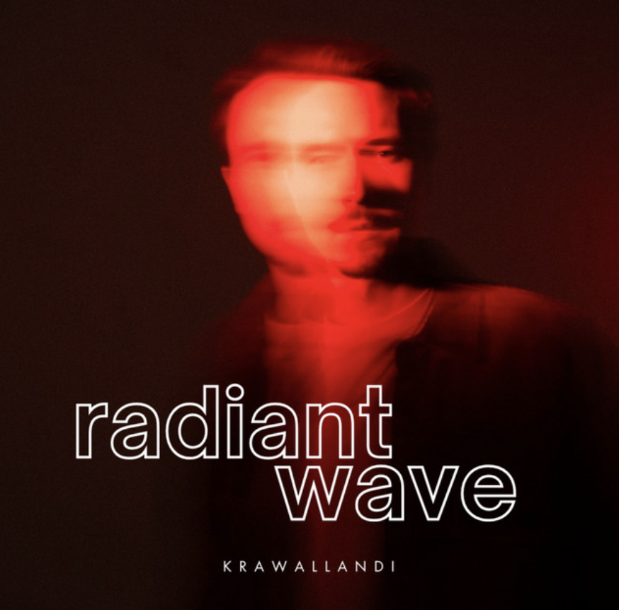 Abstraktes Bild eines menschlichen Gesichts, das durch rote Lichtstrahlen verzerrt ist, mit dem Text "radiant wave" und "Krawallandi" darunter.
