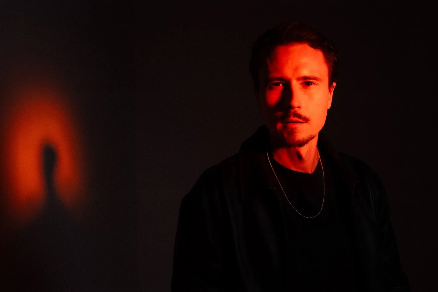 One week of &bdquo;Radiant Wave&ldquo;! 🟠
Almost 4,000 streams, tons of playlist support and so much love. Thank you! 🎶

📸 @liebentritt.photo 

Link in Bio! 

#krawallandi #newmusic #radiantwave #melodicdeephouse #deephousemusic