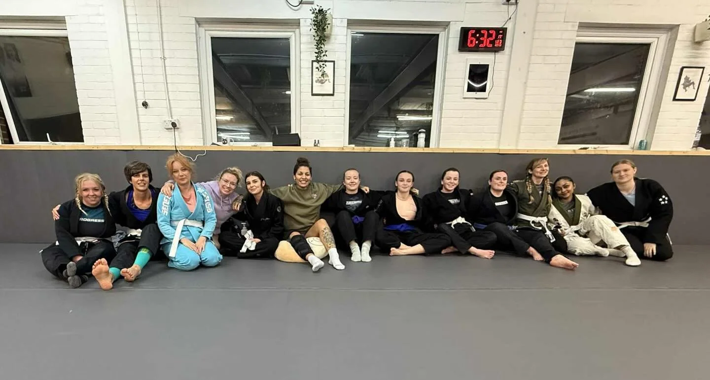 🥋 The ladies class worked on positional progression and submissions, building their skills step by step. 

🟰

#WomensBJJ #SouthamptonBJJ #TrainHardSouthampton #MartialArtsCommunity #BJJProgress #GrapplingLife #BJJTraining #SouthamptonMartialArts #A
