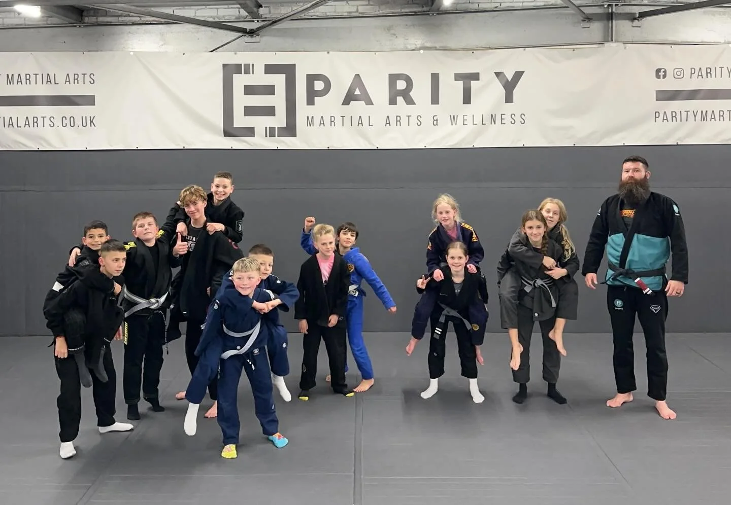 Kids competition class tonight. Lots of tough positional rounds, clear tasks, and plenty of problem solving. 

🟰

#KidsBJJ #CompetitionBJJ #SouthamptonBJJ #TrainHardSouthampton #YouthMartialArts #GrapplingLife #ParityMartialArts #MauricioGomesLegacy