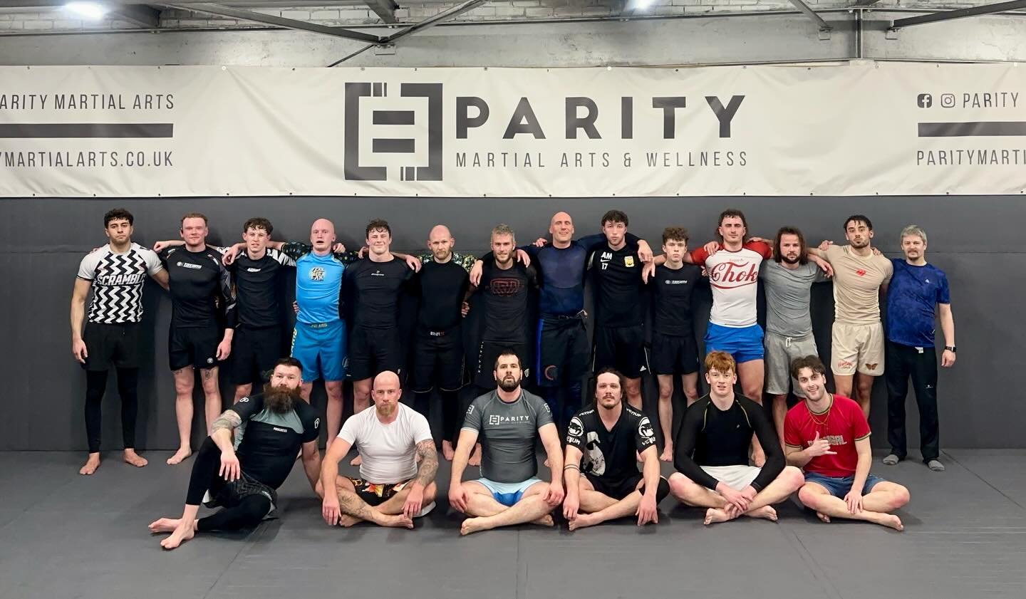 Mondays are for no gi.

The ladies and beginners worked on sweeps and back takes. The mixed ability class explored single leg X, X guard and reverse X for sweeps and leg attacks, then finished with some rounds.

#SouthamptonBJJ #NoGiBJJ #ParityMartia