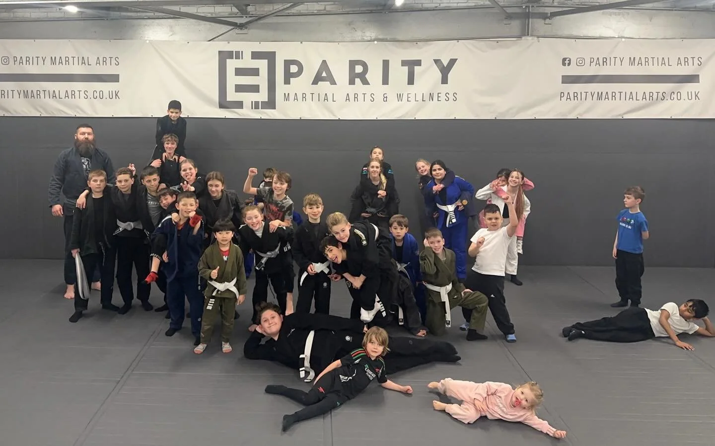 That was a noisy one! The kids worked on sweeps from seated guard, then tested them out with some positional sparring.

#KidsBJJ #SouthamptonBJJ #ParityMartialArts #SouthamptonMartialArts #BJJKids