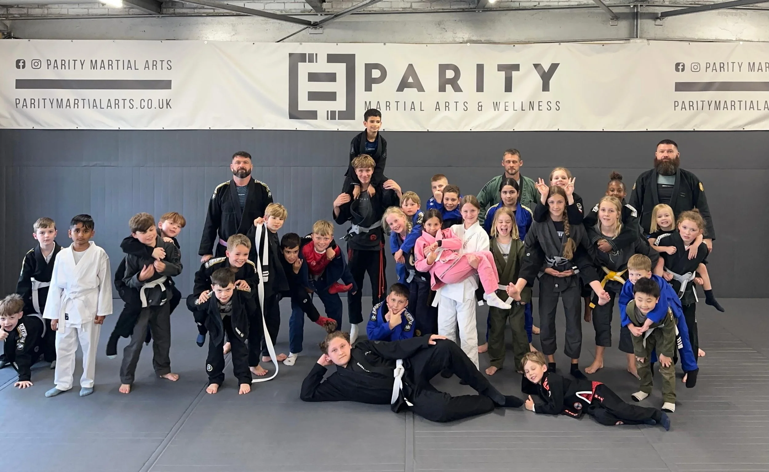 Getting to grips with gator roll passing in last night&rsquo;s kids BJJ, followed by plenty of positional sparring.

#KidsBJJ #SouthamptonBJJ #ParityMartialArts #SouthamptonMartialArts #MauricioGomesLegacy