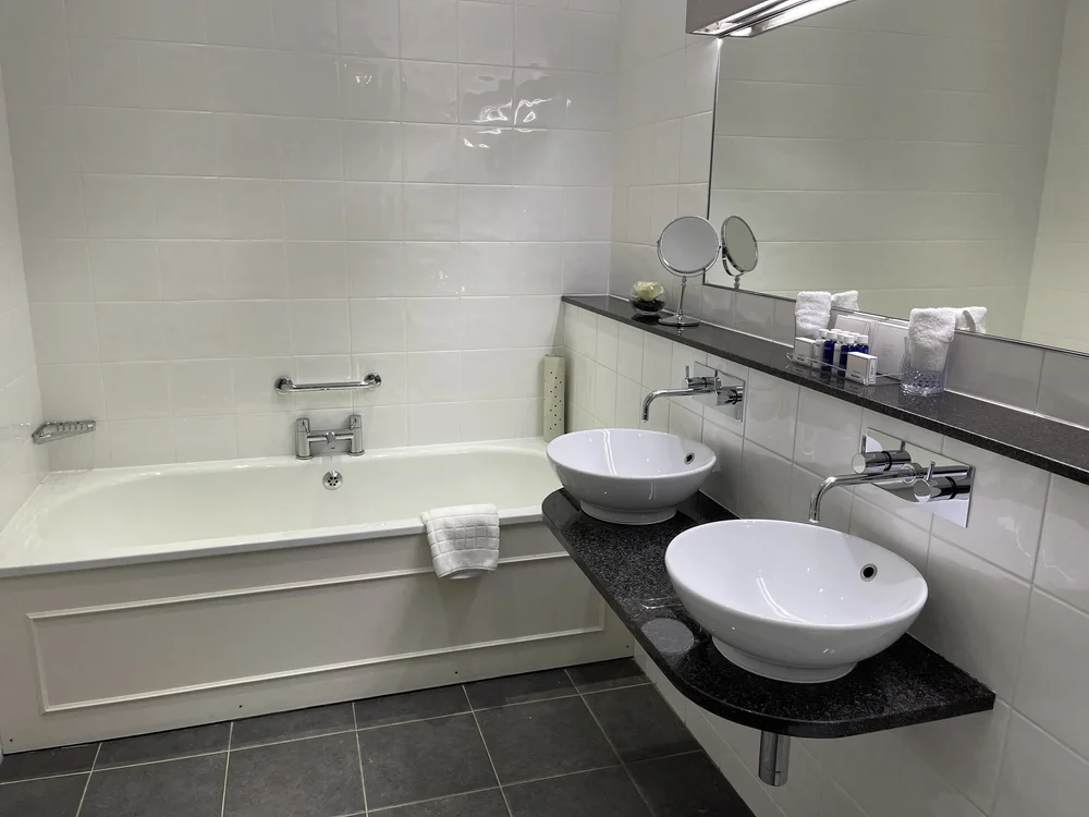 Fistral Suite Bathroom.jpeg
