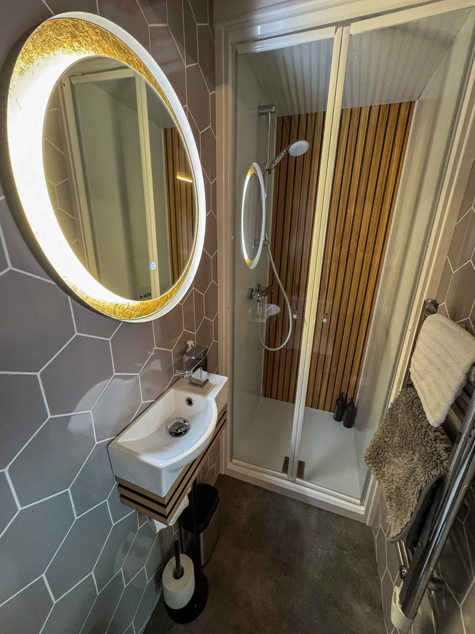 Small Ensuite 1.jpg