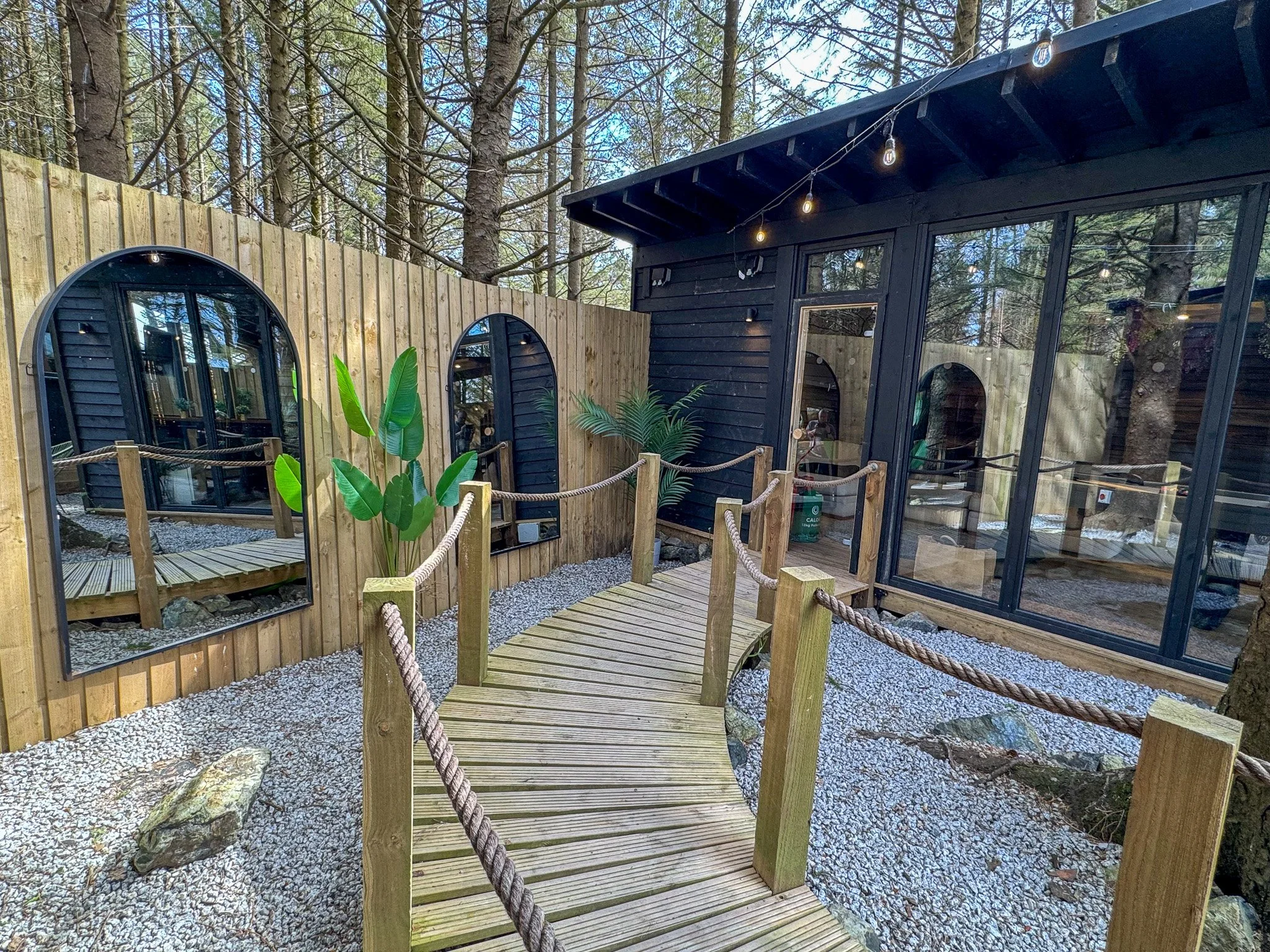 Walkway to lounge and mirrows.jpg