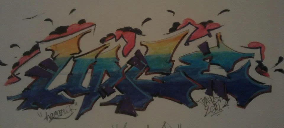 Graffiti coloré sur un mur avec des lettres stylisées