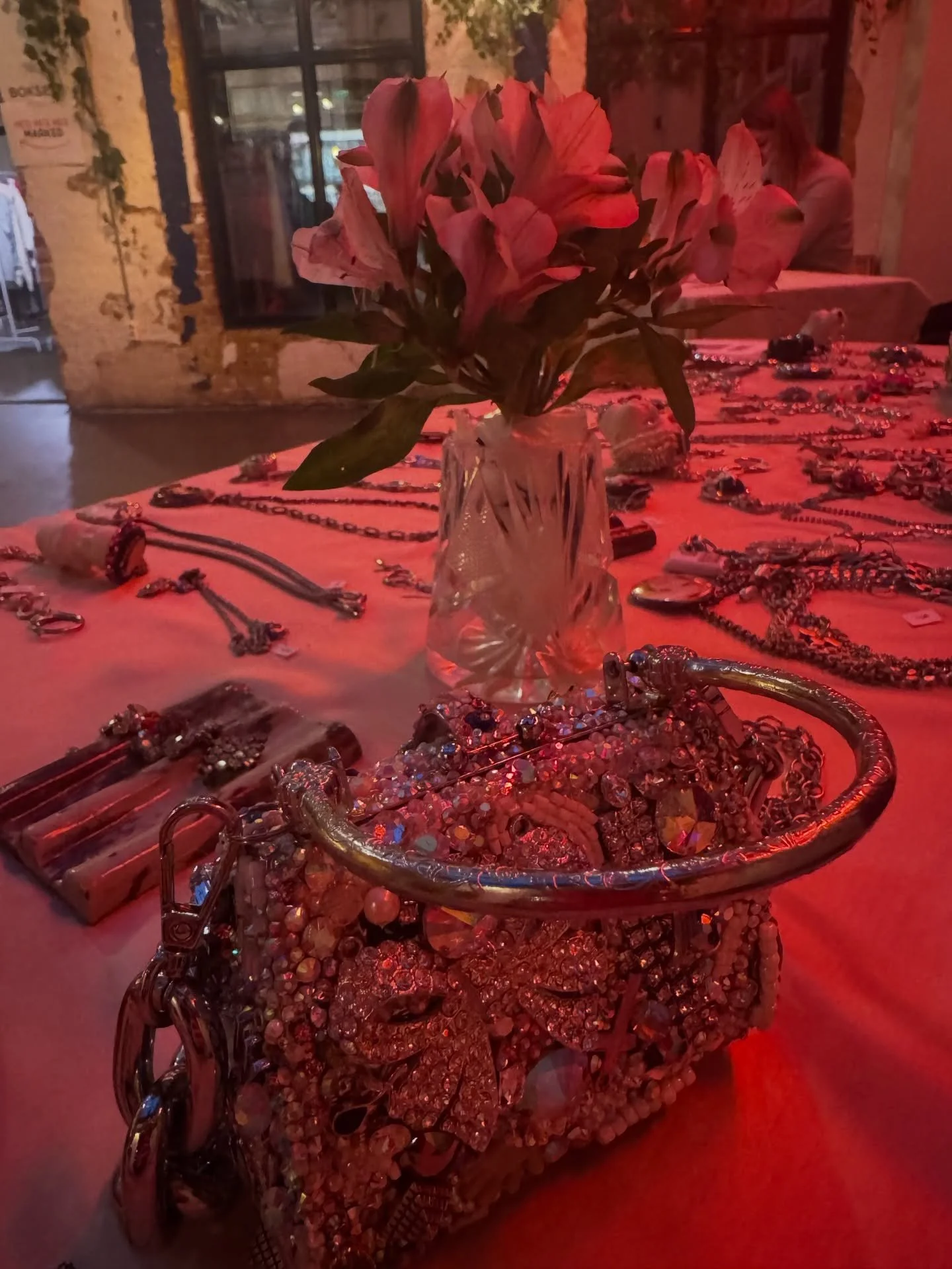 Takk til alle som stakk bortom og hilste p&aring; smykkene v&aring;re i g&aring;r💕