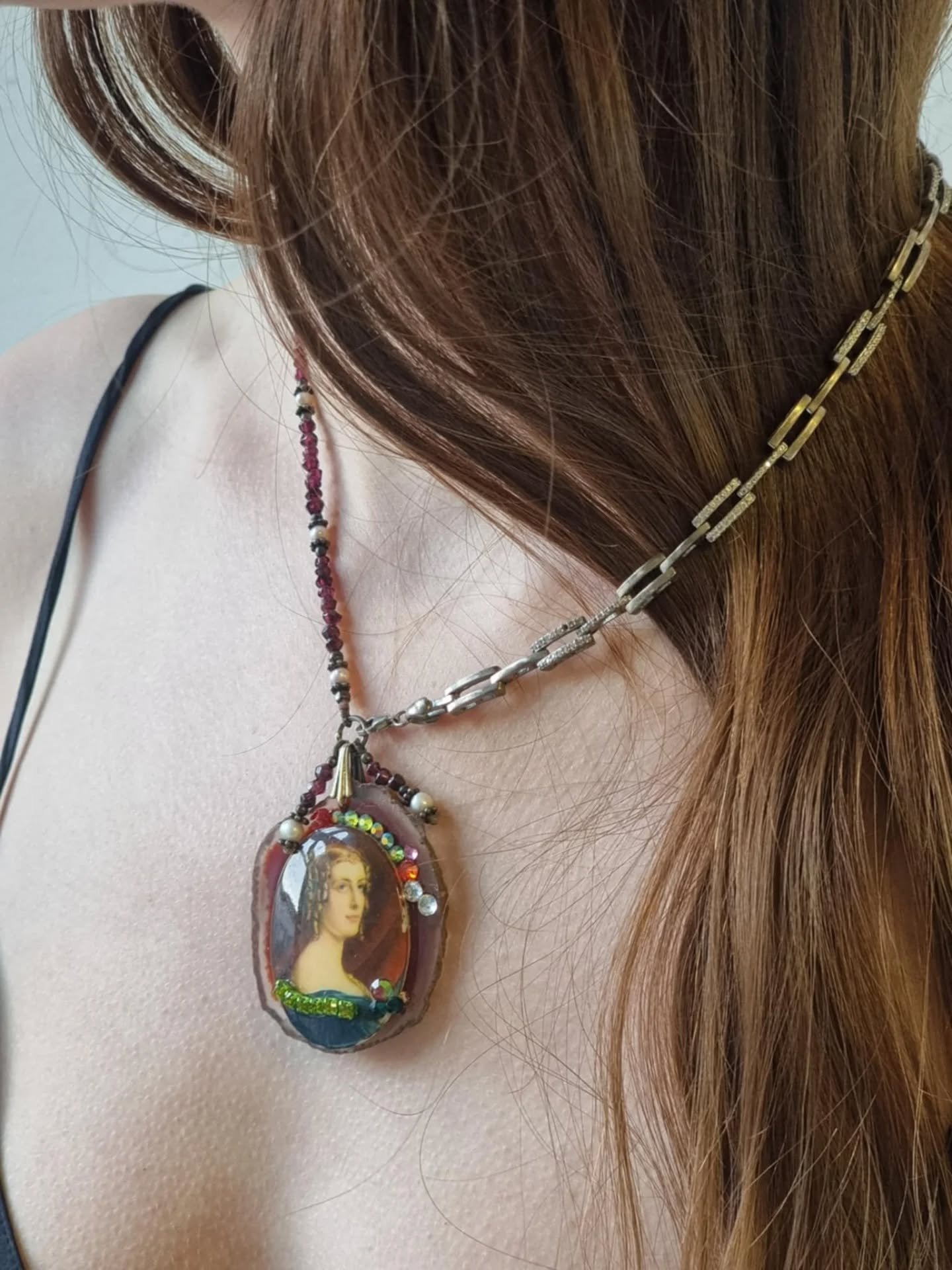 "I'm a Lady" smykke med anheng. Satt sammen av s&oslash;lv og perlelenke, anheng med staselig dame. Shop i bio #jewellery #readymade #instantjewellery #kitch