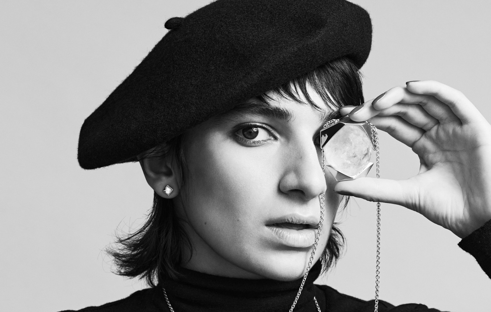 Beret and loupe in black and white, accessories photography by Benjamin Kaufmann
