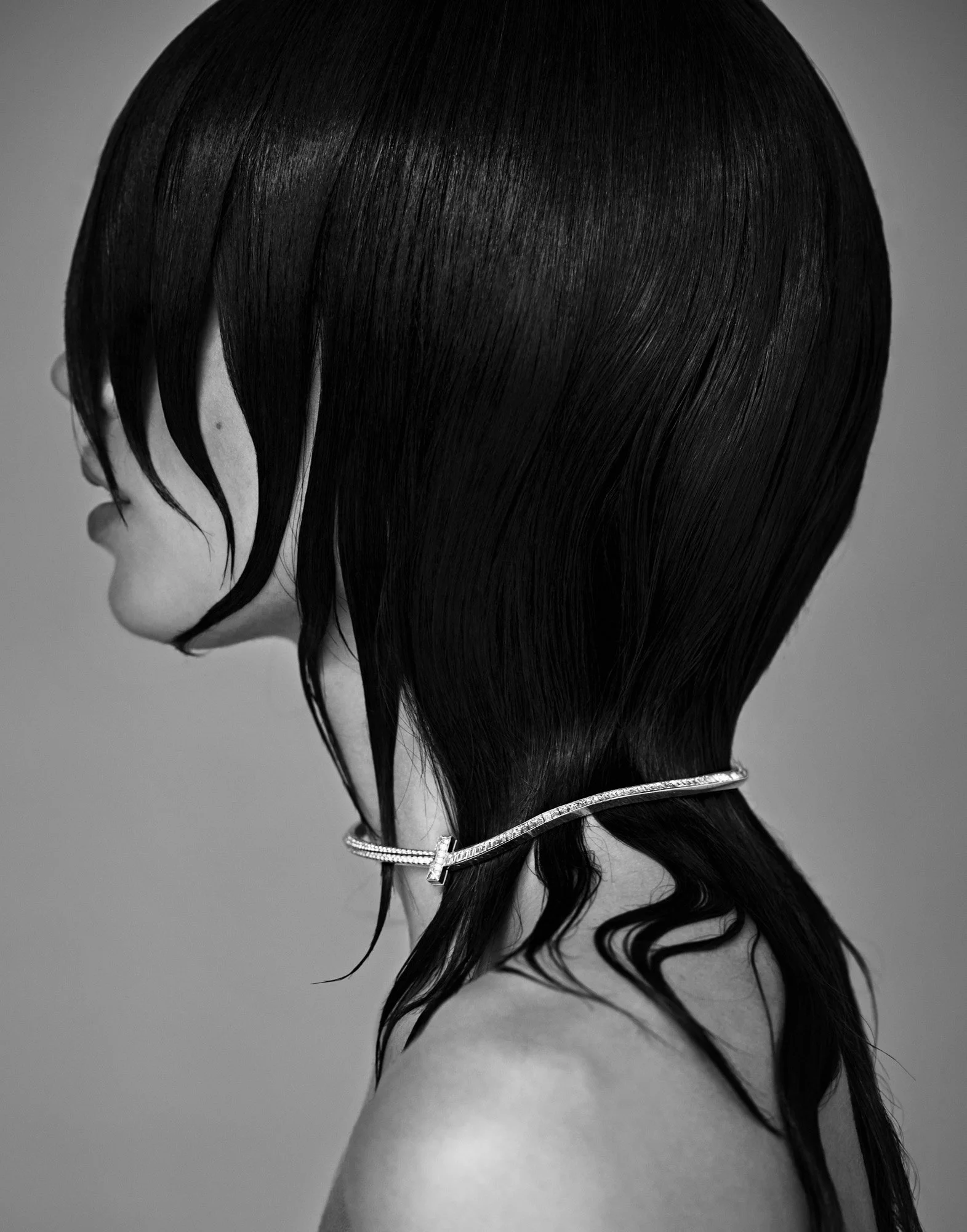 Necklace through hair in black and white, editorial jewellery photography by Benjamin Kaufmann
