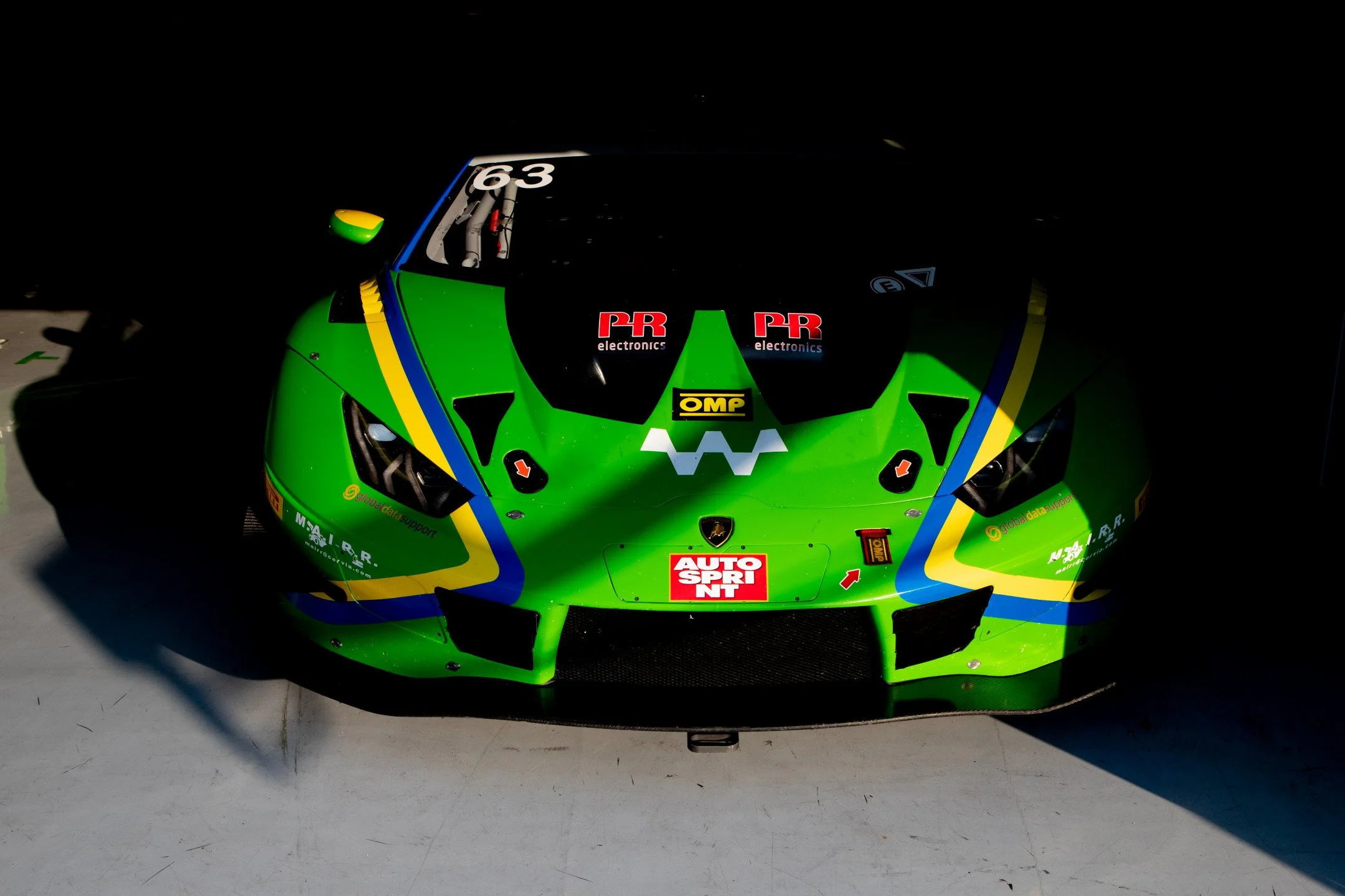 Auto da corsa Lamborghini verde con sponsor e dettagli tecnici