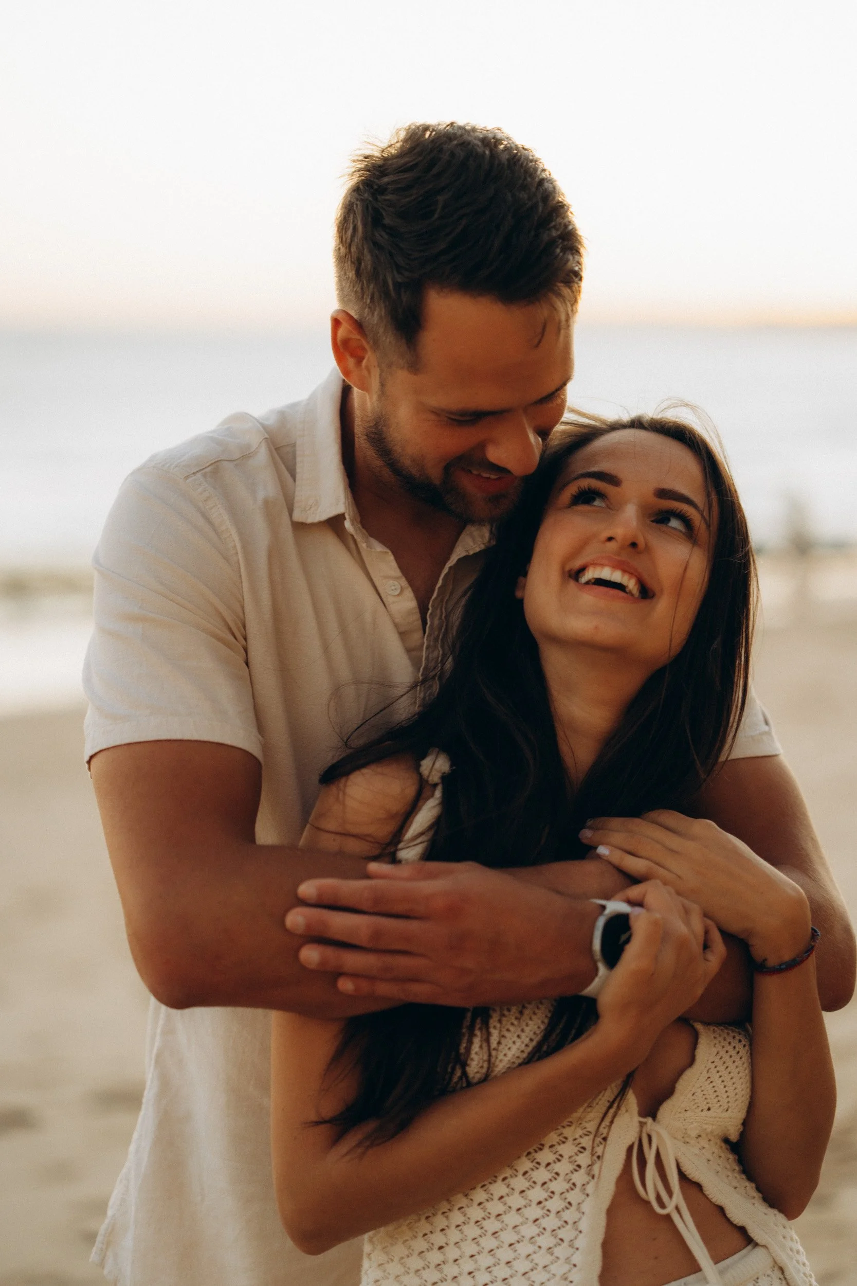 Couple embracing on the beach — natural lifestyle photography Lagos Algarve