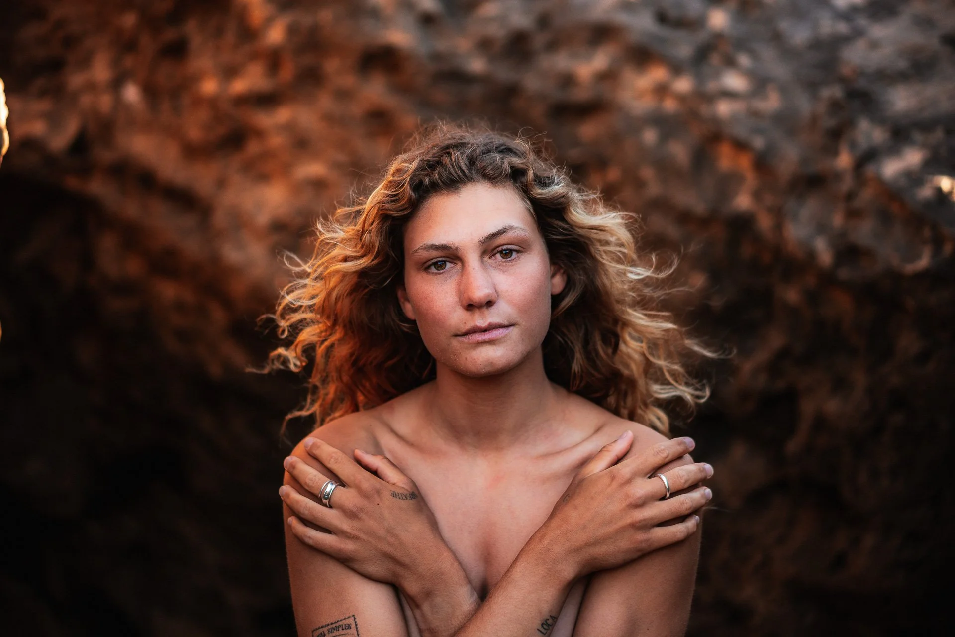 A minimal portrait session between rocks, wind and silence.