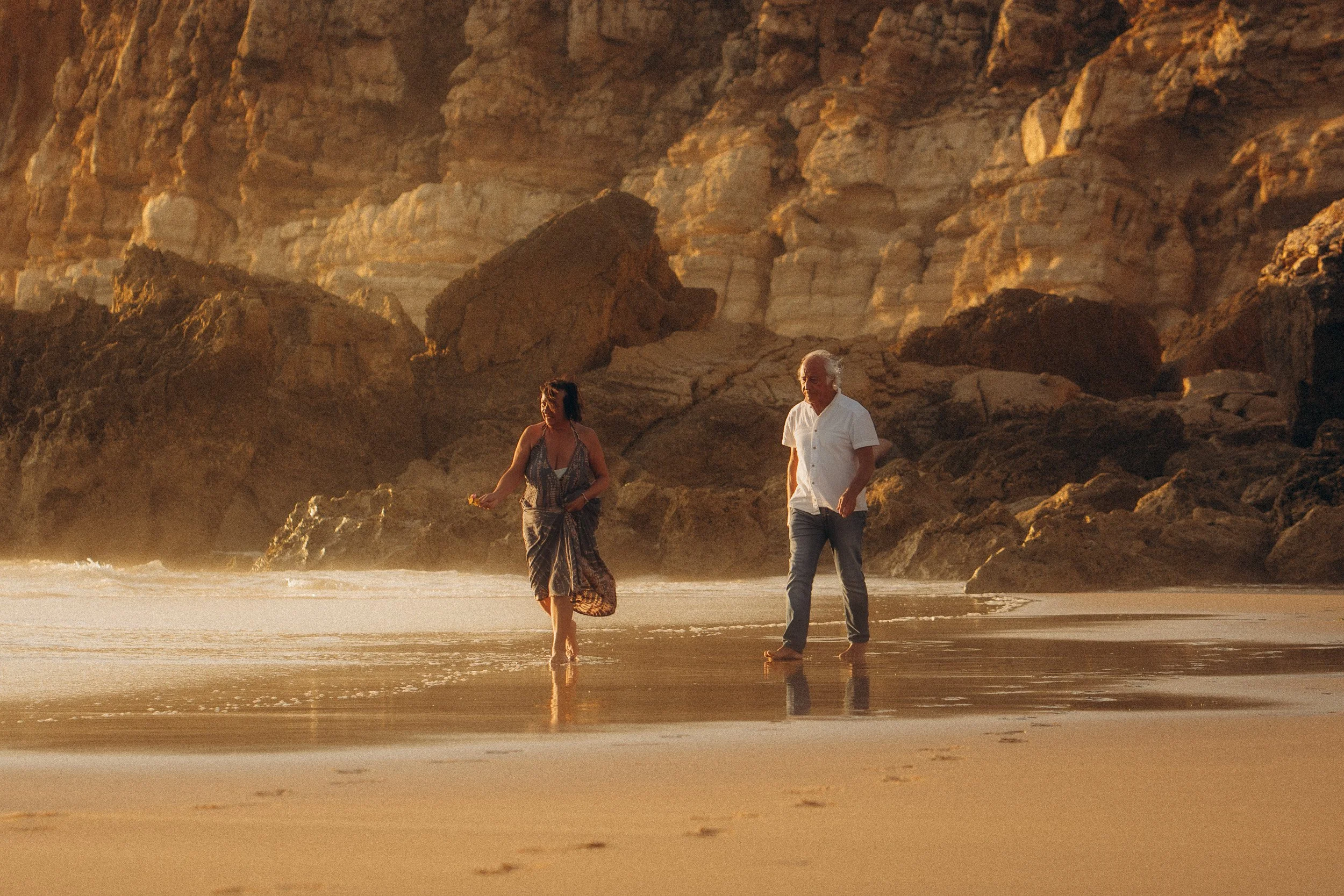 Couple Photoshoot in Sagres, Praia do Tonel. A couple running at the beach.
