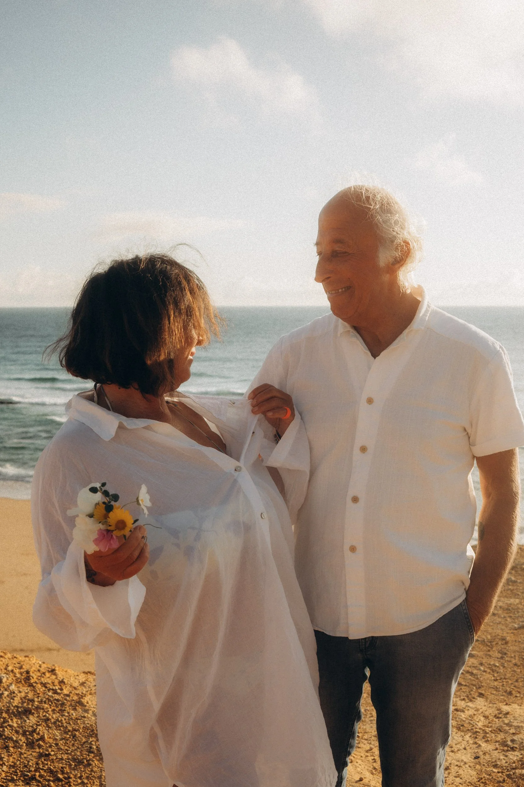 Couple photoshoot at Praia do Tonel in Sagres during golden hour, with ocean and soft sunset light.