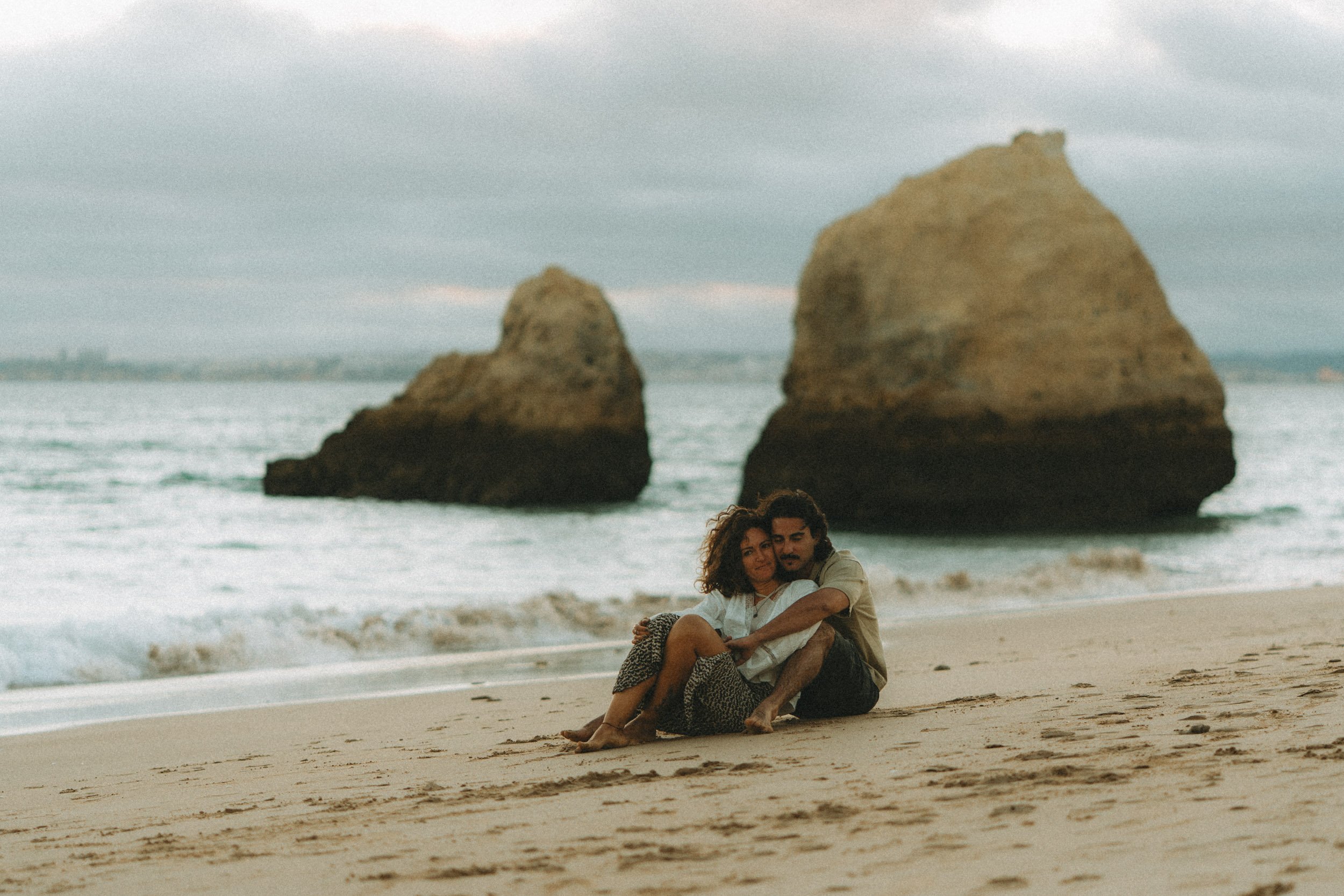 Romantic couple photoshoot at Praia dos Três Irmãos, Portimào, Algarve
