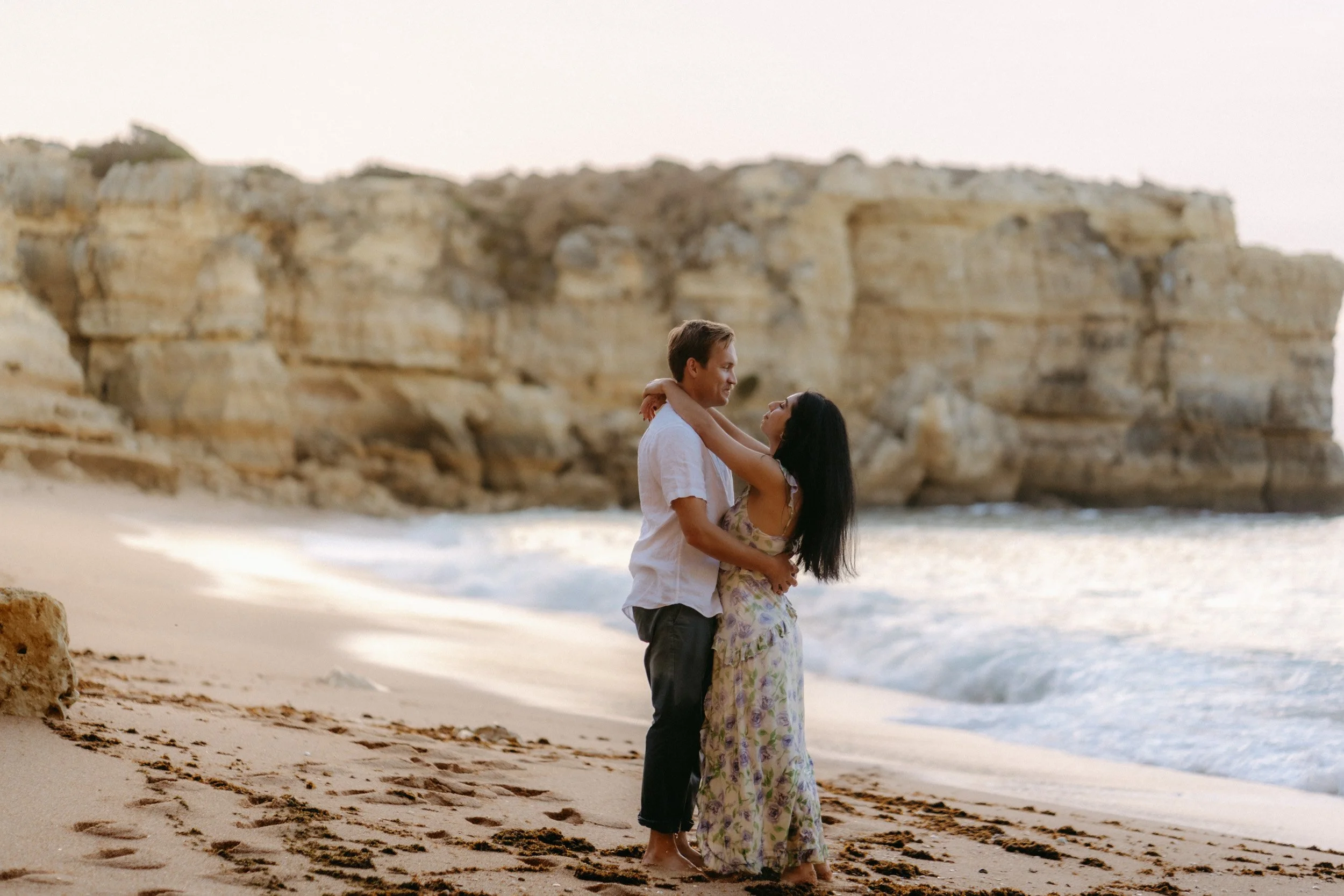 The open sand and gentle sea reflections create a calm, romantic atmosphere.
Natural movement, warm tones and authentic connection — exactly how a couple session should feel.
