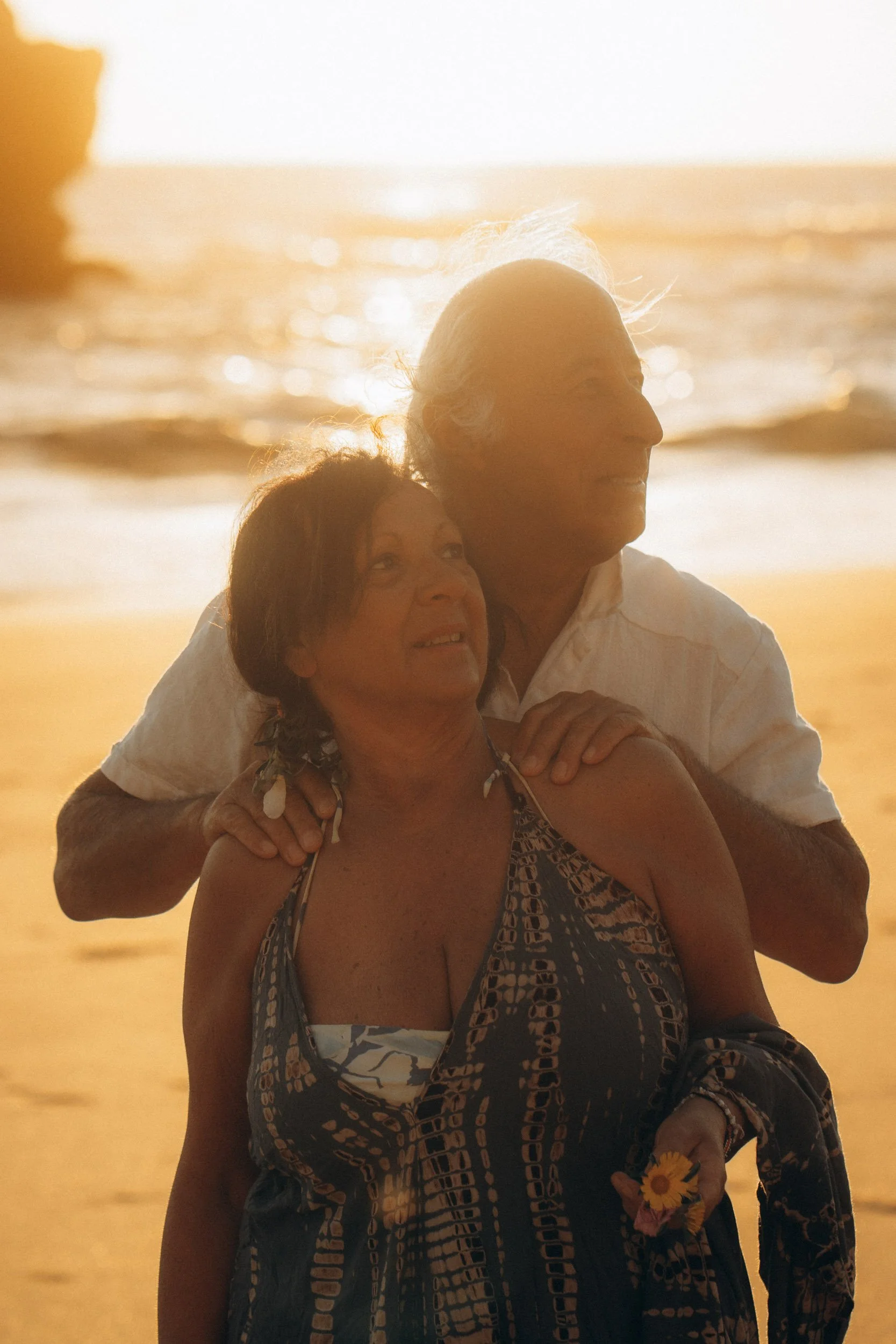 Natural couple photoshoot in Sagres with ocean views and relaxed, authentic moments.