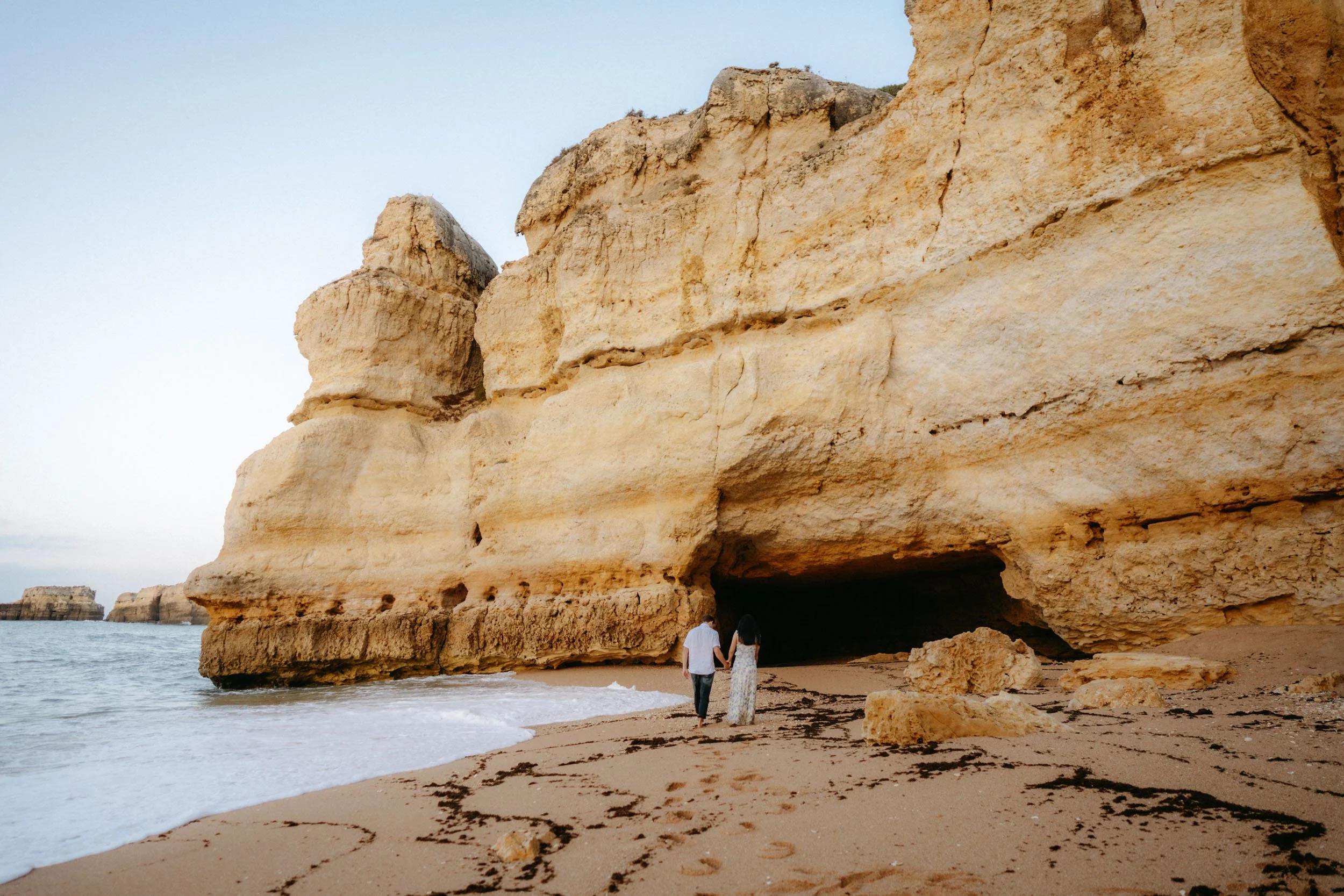 Walking together along the rock formations adds storytelling to the session.
Praia da Coelha isn’t just a beach — it’s a place to explore, move and discover beautiful angles.