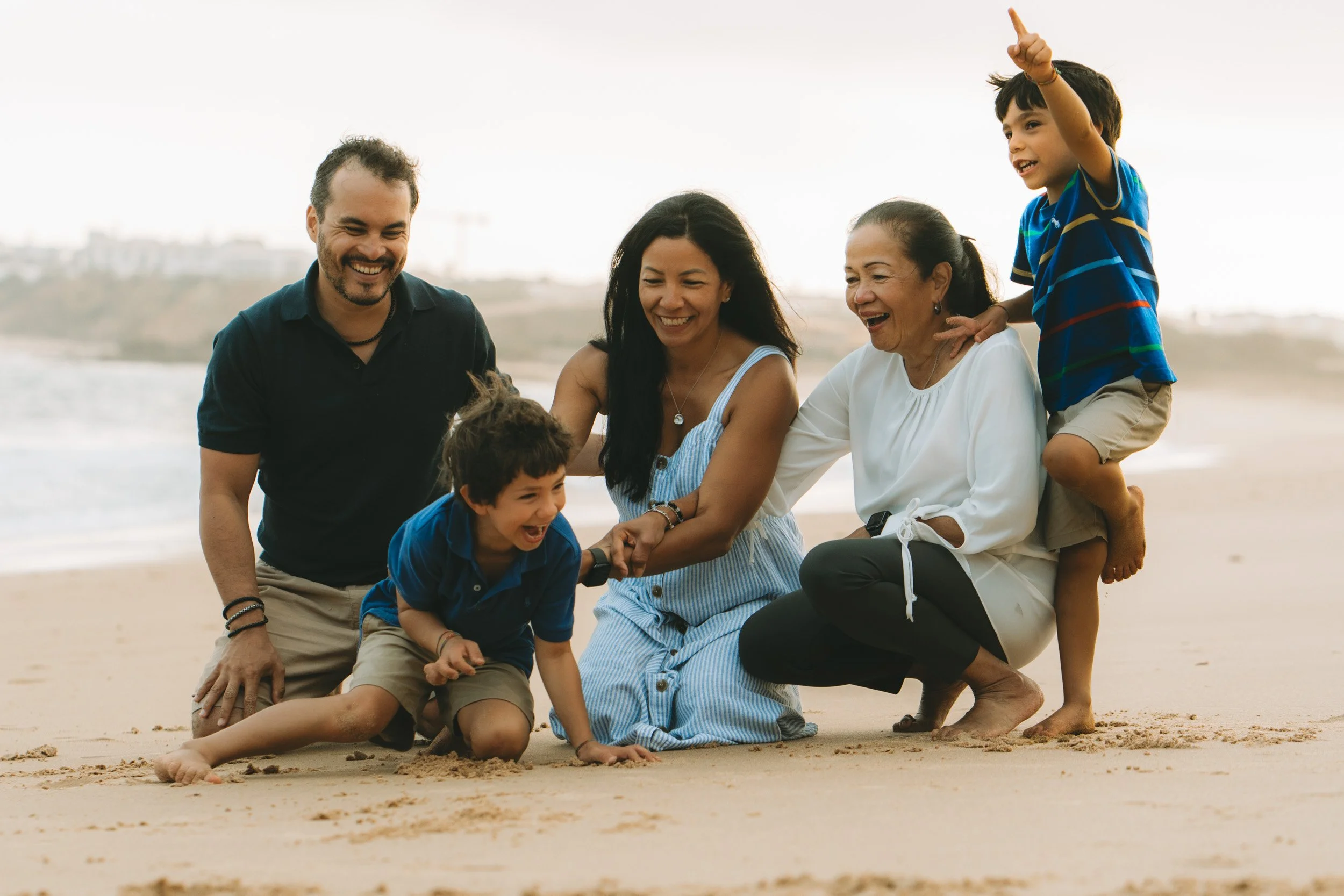 A candid family moment at the end of the session, when the light softens and everything slows down naturally.