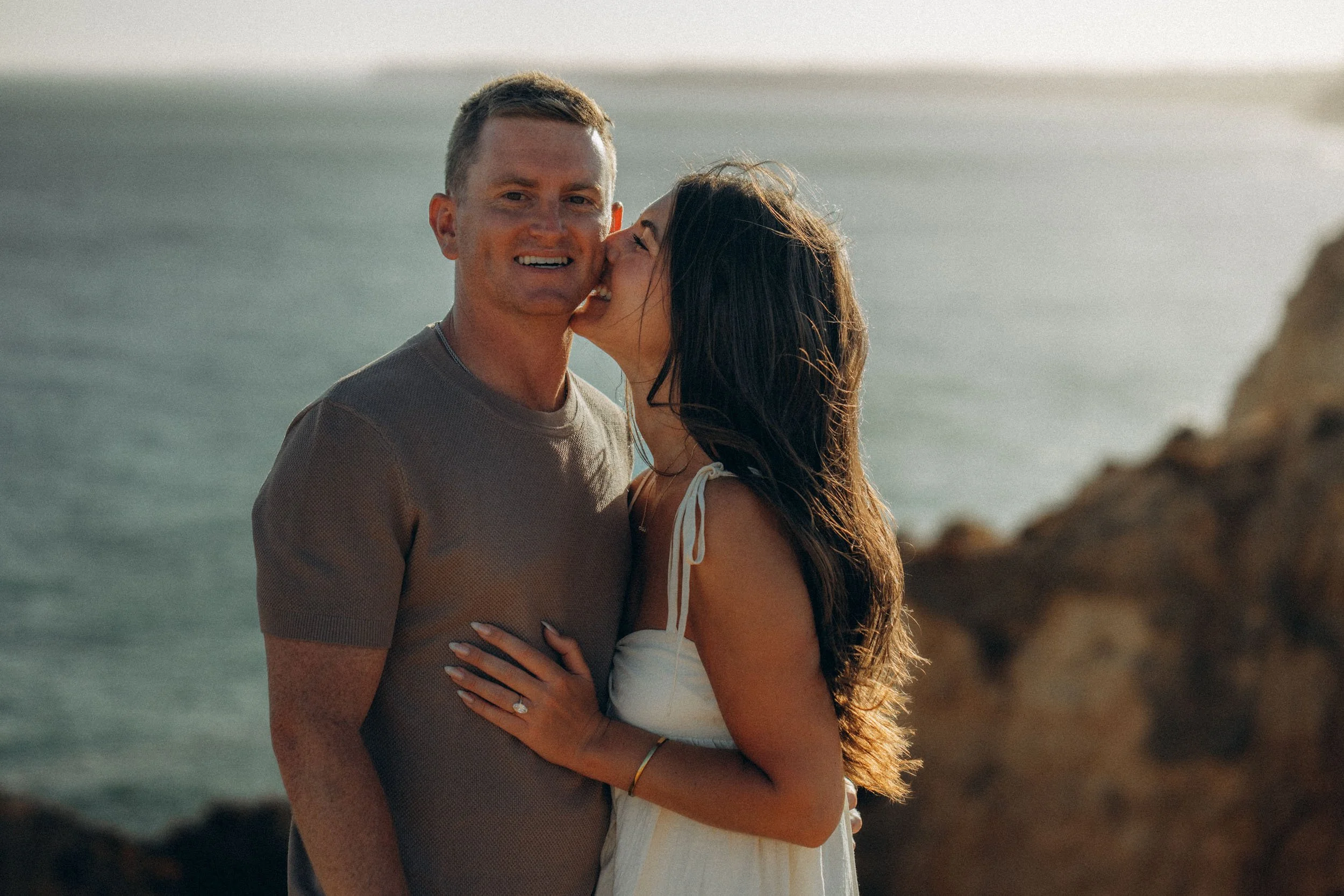 A quiet kiss on the cliffs of Ponta da Piedade, just minutes after the proposal.
Golden hour light, ocean behind them, wind moving through her hair — nothing staged, just the real emotion of the moment.

Natural, relaxed, timeless.