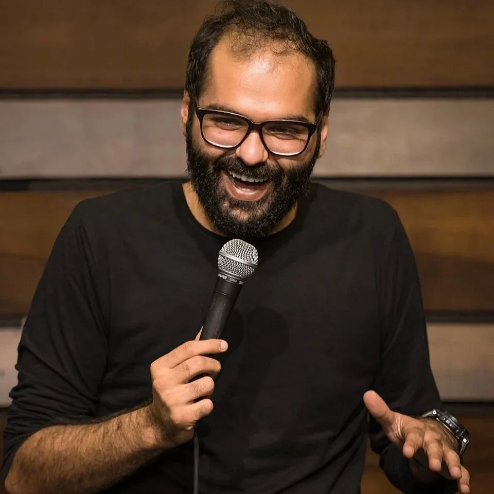 Indian comedian Kunal Kamra performs on stage. Garvmalik1 / Wikimedia Commons