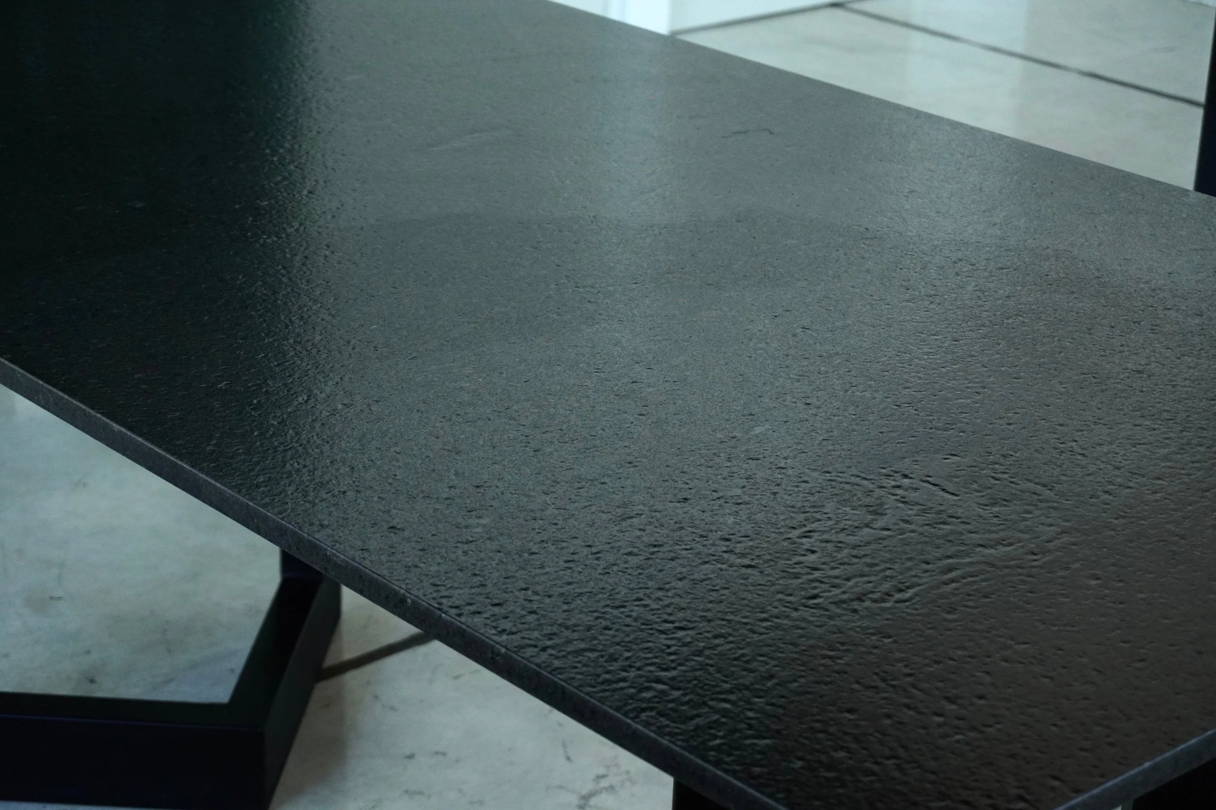 Granito Negro San Gabriel: Elegancia Sobria y Resistencia Garantizada