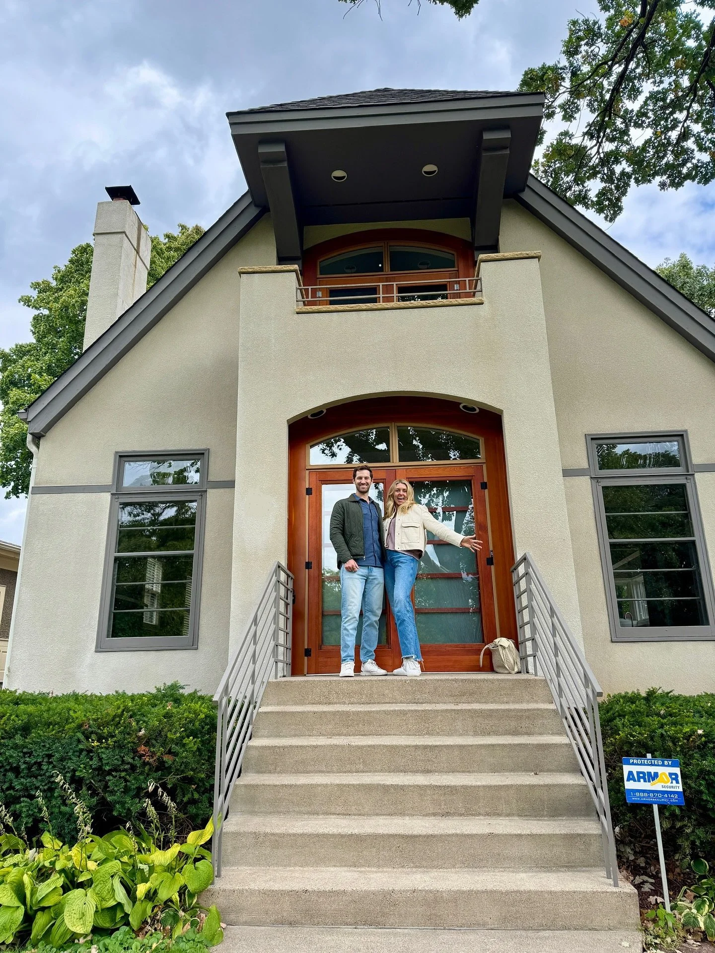 🏡We moved to Minneapolis and bought a house! When thinking about moving back to Minnesota my dream was to live in the city but walking distance to the lakes and with a yard filled with old tall trees. Call me crazy but this manifestation worked even
