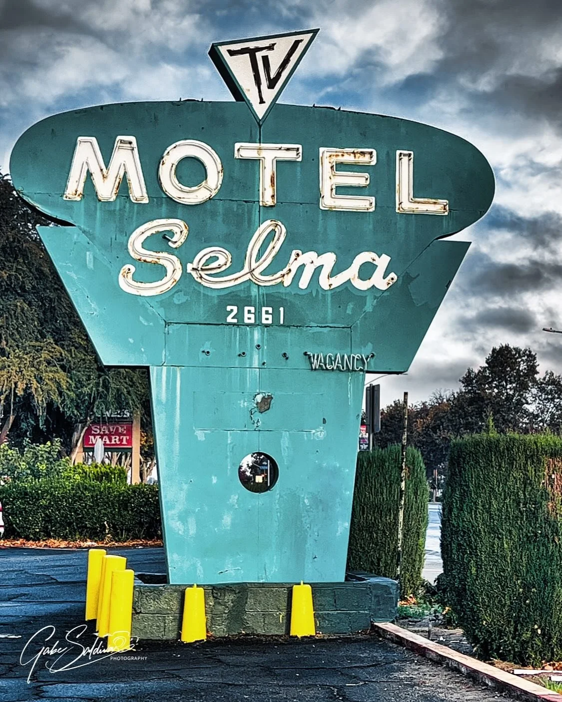 Saw this sign that I had to capture before I left Fresno,Ca this was in the city of Selma,Ca. Sign looks like it&rsquo;s from the 50&rsquo;s/60&rsquo;s era #gabesaldivarphotography 
#gabesaldivar 
#canon 
#canonphotography #canonphotographers #iphone