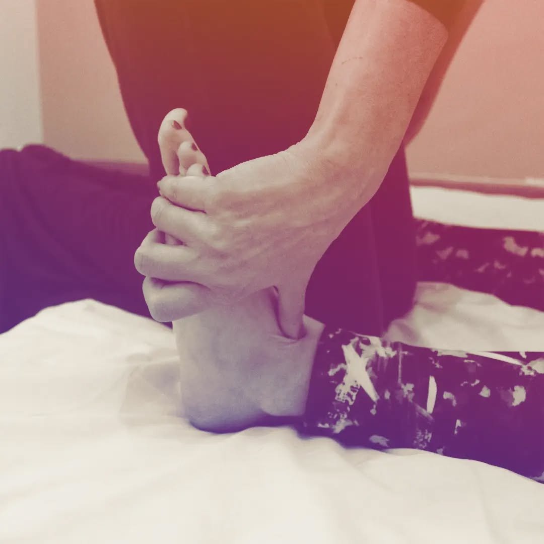👐Ways in which a massage therapy is beneficial: 

🔹️It relaxes the tense and tired muscles
🔹️Your joint mobility is enhanced 
🔹️Blood and lymph circulation is increased, resulting in the rejuvenating the tissue and activating our natural self-hea
